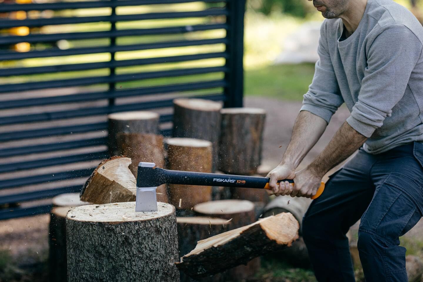 Fiskars Splitting Axe L X21, 1.6 kg, Incl. Storage and Transport Case, Length: 71 cm, Non-Stick Steel Blade Coating, Resistant Fiberglass Handle, Black/Orange, 1015642