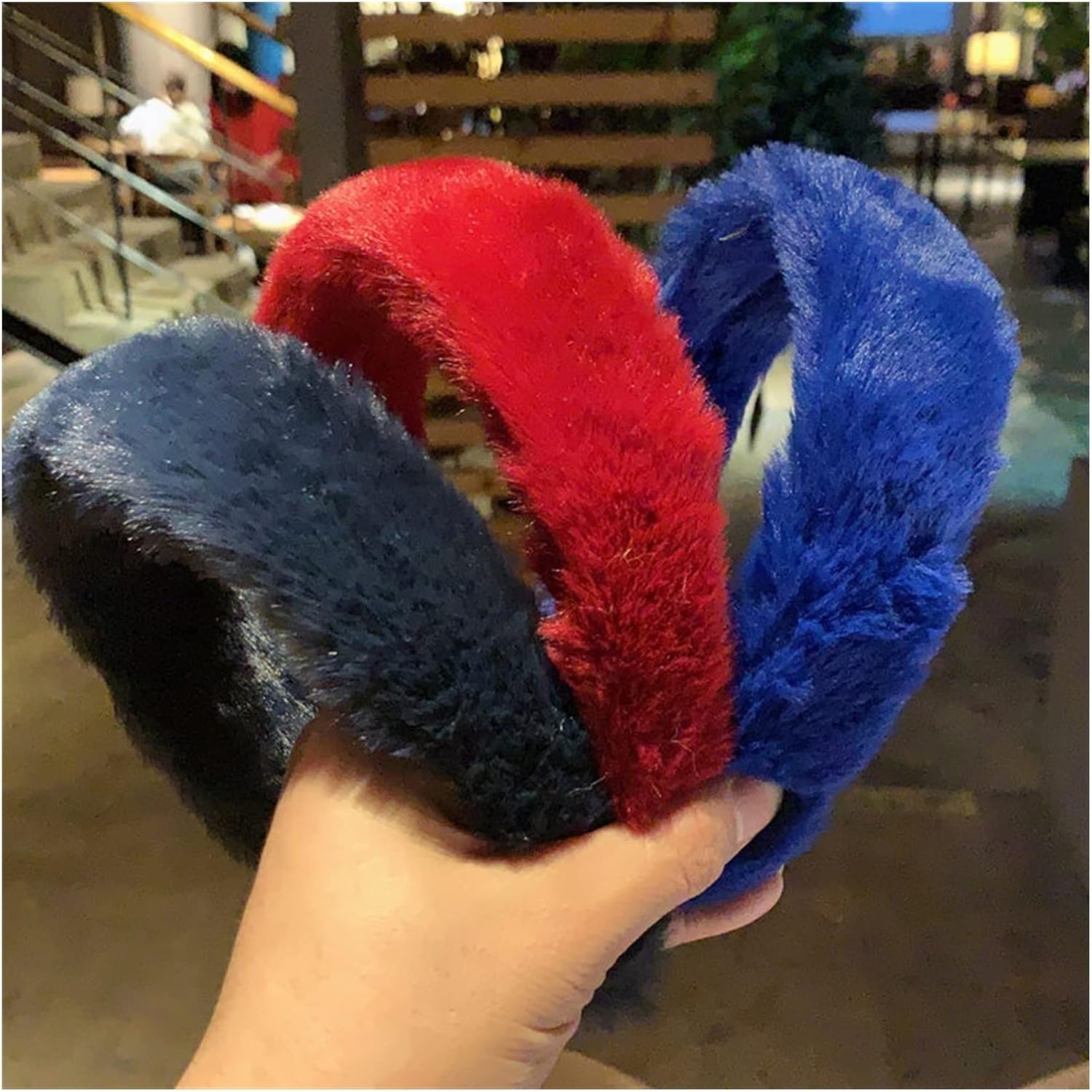 冬の厚い毛皮の毛皮バンドの暖かい白いふわふわのヘッドバンドのヘア