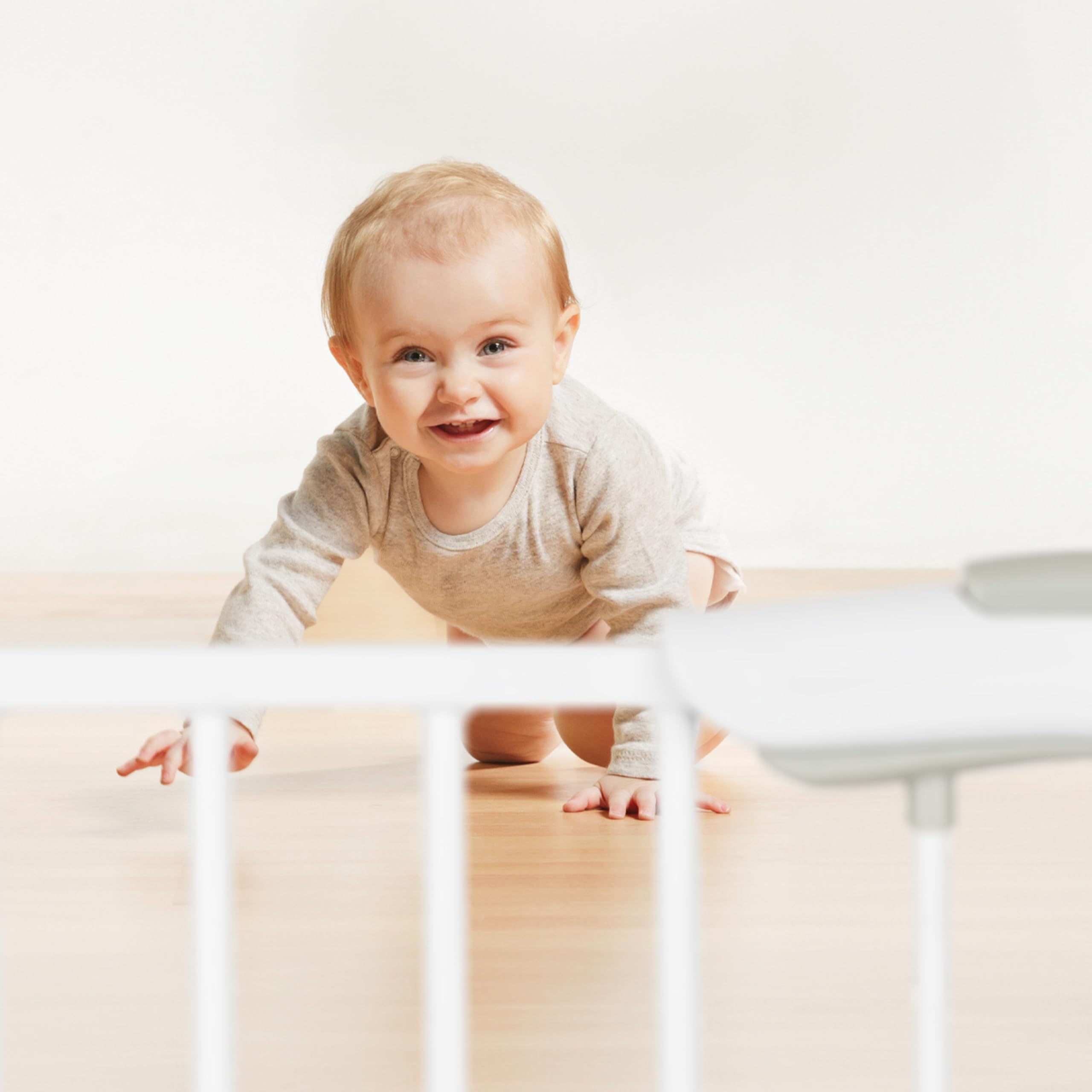 KikkaBoo Barrera de Seguridad de Niños para Puertas y Escaleras All Safe, Valla Seguridad Infantil, Cierre Automático, Extensible 125 cm, Barandilla Escalera, Fácil de Instalar, Blanco