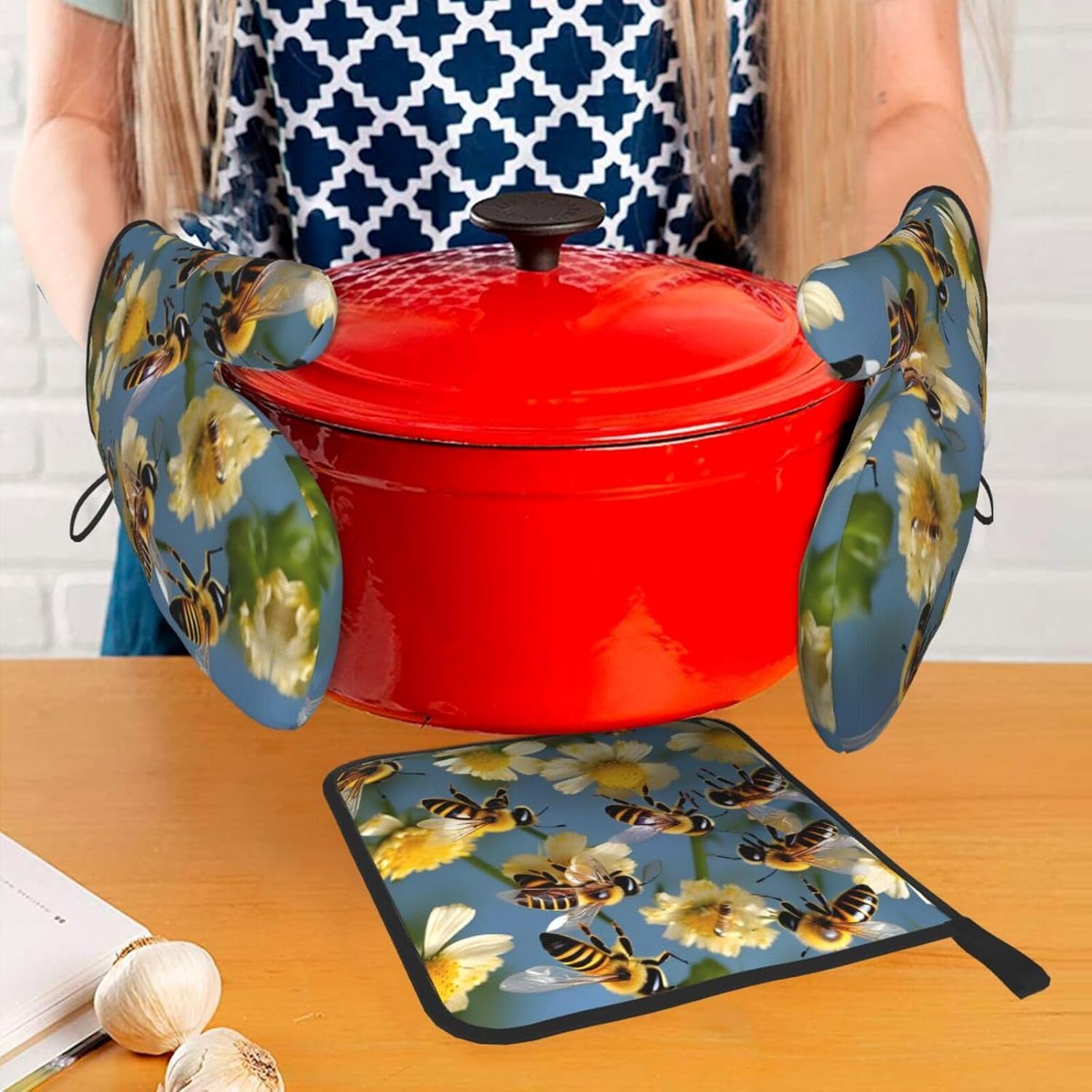 Honey Bees Flowers Print Heat Resistant Microwave Gloves, Used for Baking, Cooking, and Fashion Kitchen Essentials