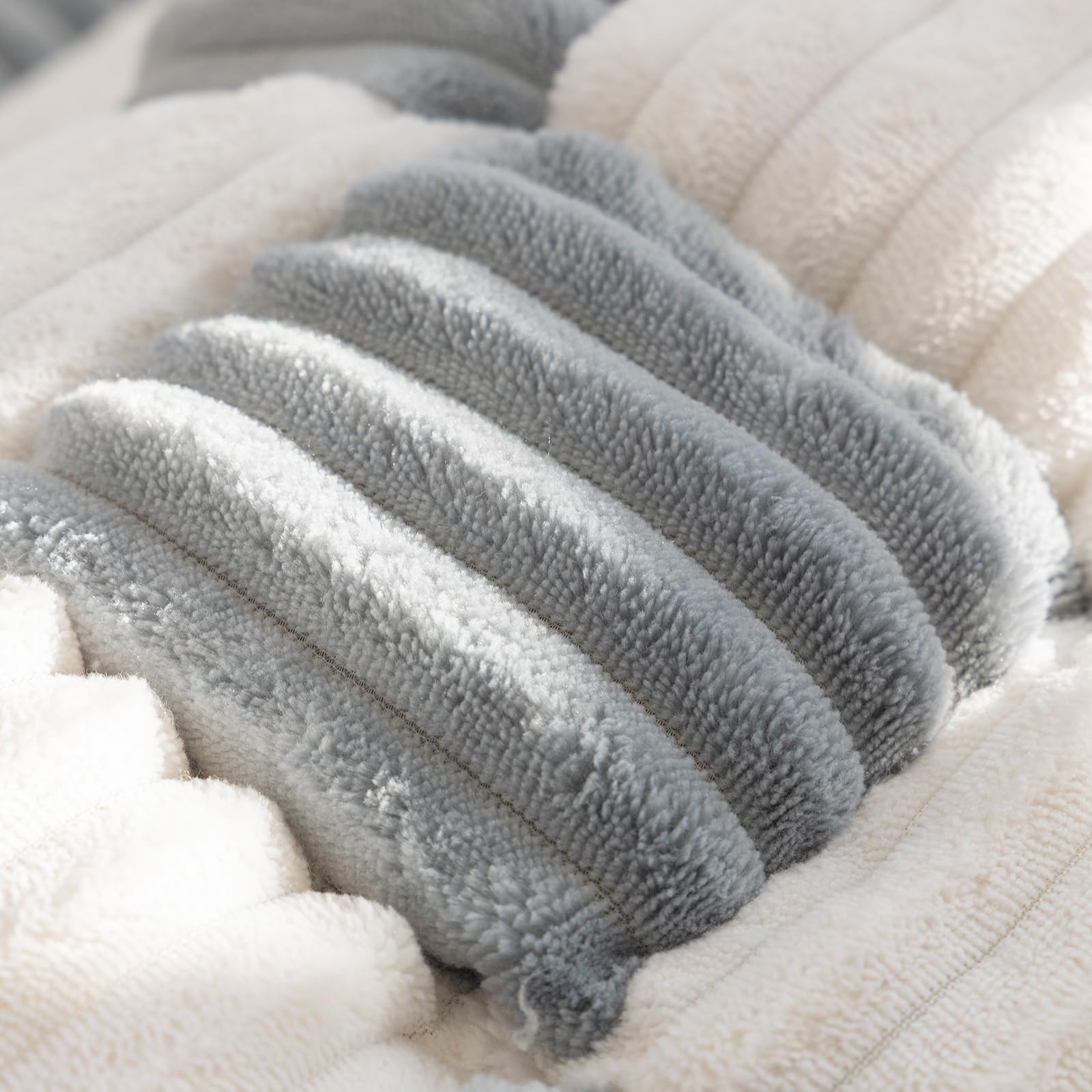 Sofaüberwurf rutschfest waschbar, Flanell Couchauflage extra dick mit Anti-Rutsch-Unterseite, Sofaschoner für 2/3/4-Sitzer & Haustiere, Karo (grau, 70x210cm)