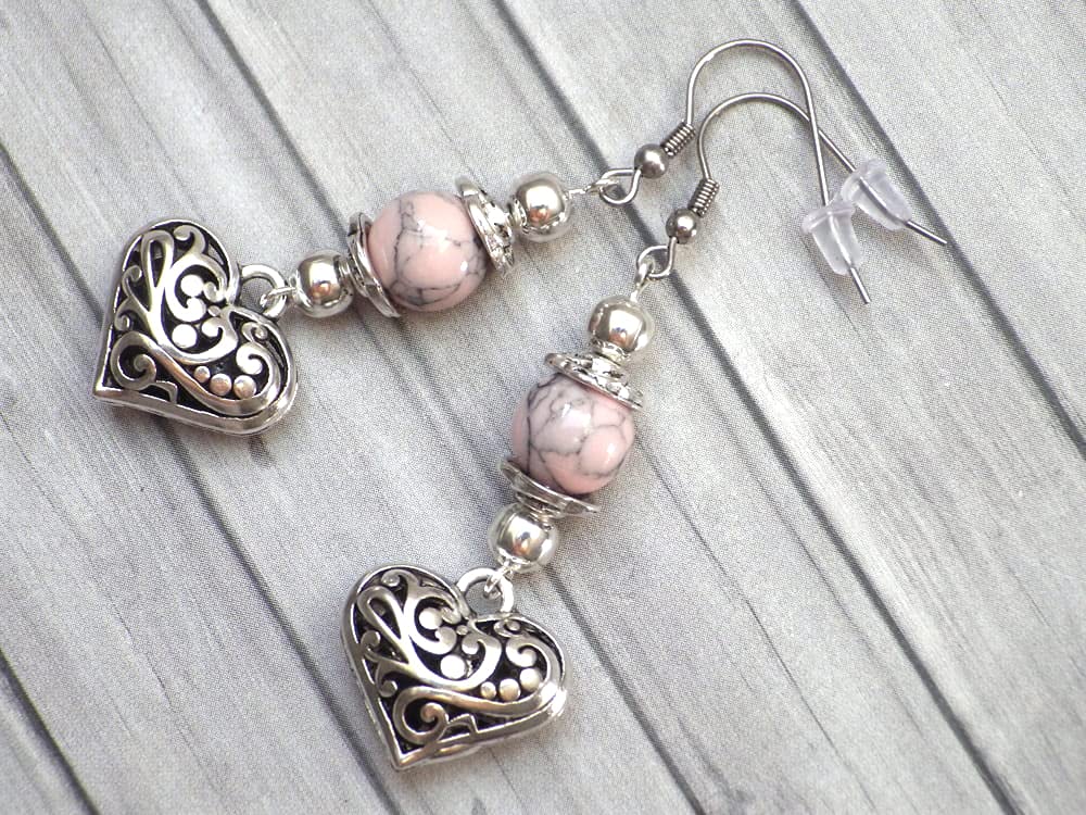 Conjunto de joyas para mujer en cuentas de turquesa rosa reconstituido y colgante de filigrana en forma de corazón