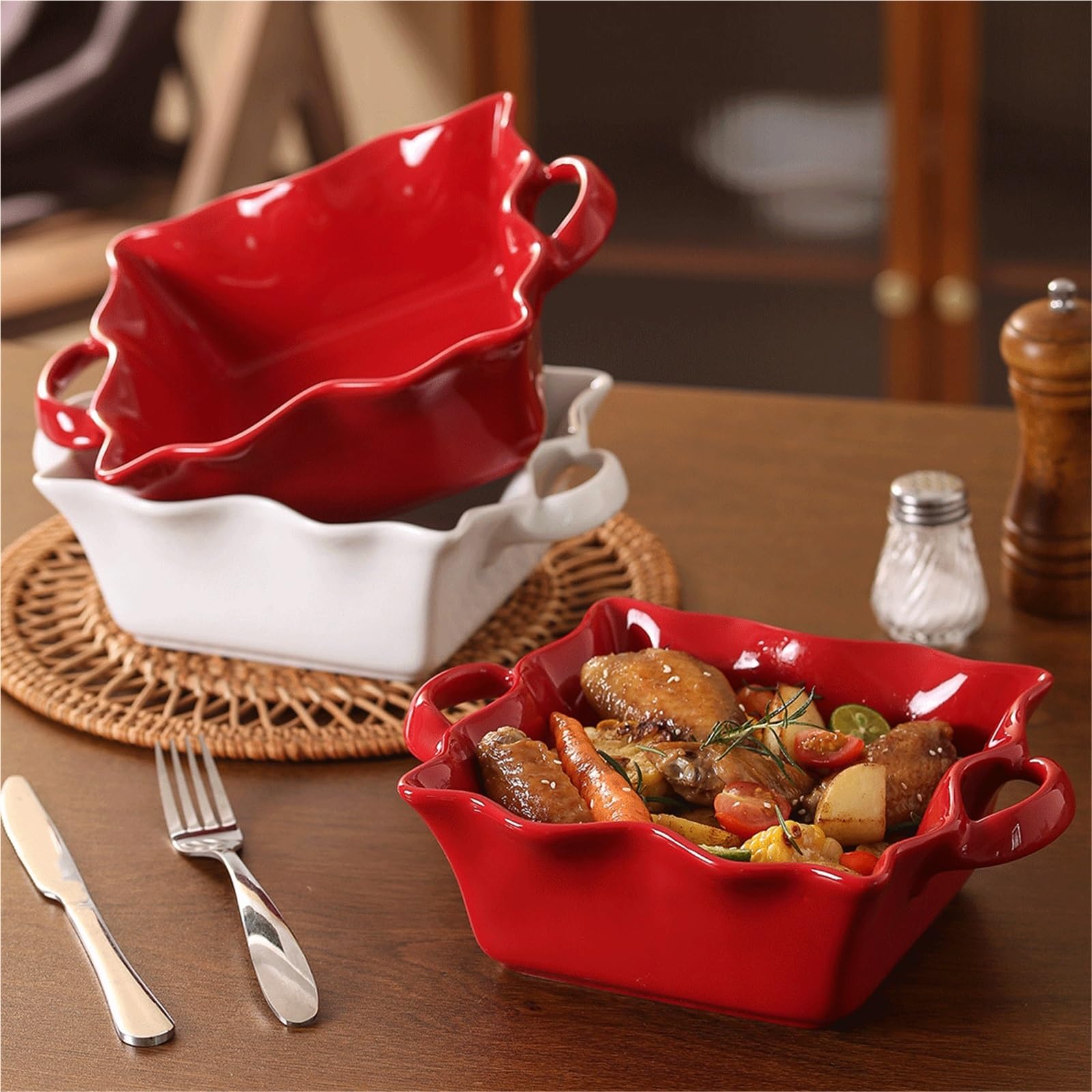 plat de cuisson en céramique rouge vintage avec bords ondulés Pain