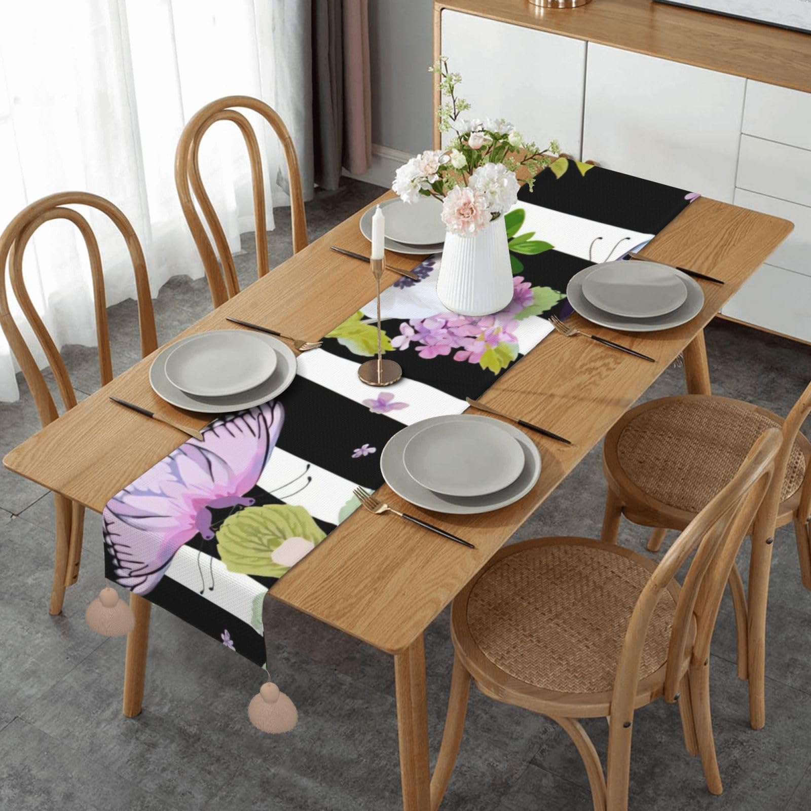 Chemin de table de Noël avec pompons classiques, style rayé pour buffet de fête