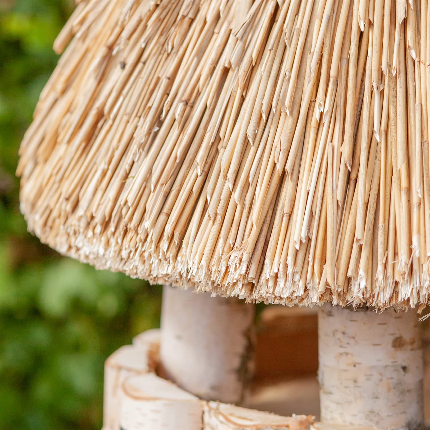 VOSS.garden Vogelhaus Amrum mit Reetdach, Naturbelassene Birke 33cm große Futterplatte, Vogelhäuschen Futterhaus Futterstation Naturbelassene Vogelvilla