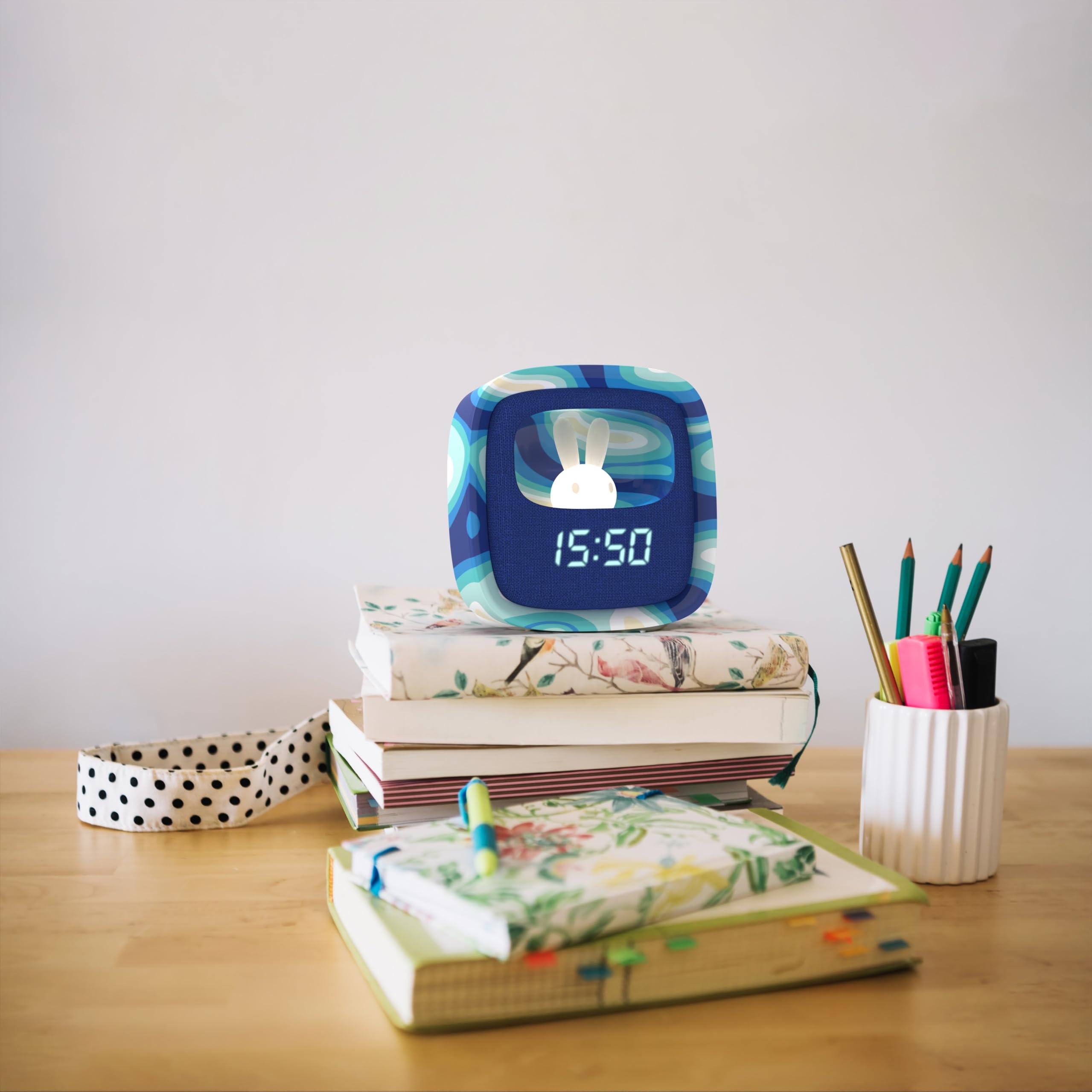 Billy Clock - Sveglia e luce notturna per bambini, telaio in plastica soft-touch, programmazione data, ora e 3 allarmi, blu waves, mob