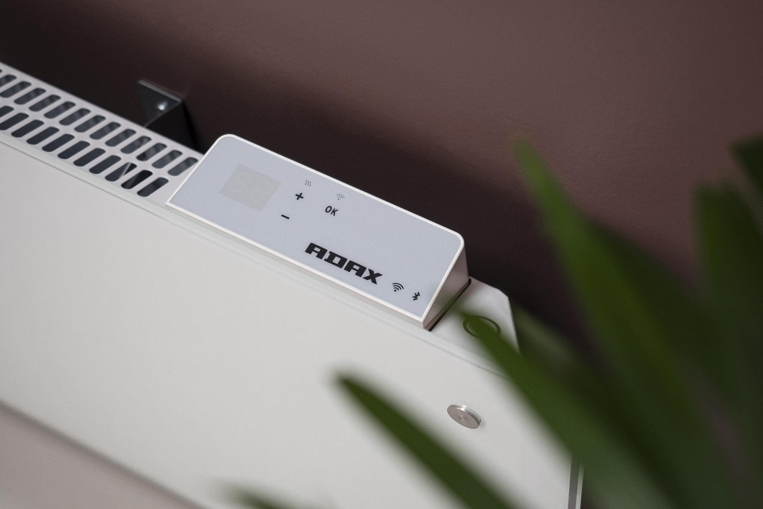 Adax CLea H - Convector inteligente de pared con WiFi, control de smartphone, bajo consumo, resistente a salpicaduras, 800 W, altura 340 mm, color blanco KWT, protección contra heladas