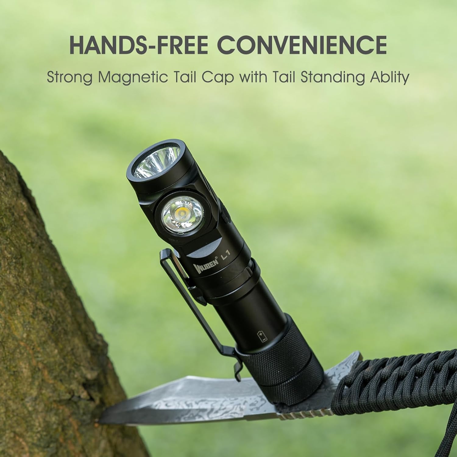 Linterna WUBEN L1 que utiliza su tapa trasera magnética para iluminación con manos libres, fijada a un árbol.