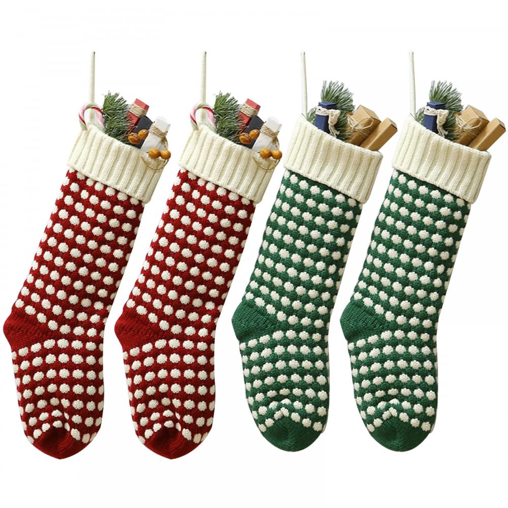 Chaussettes de Noël tricot bordeaux vert : décoration sapin et table