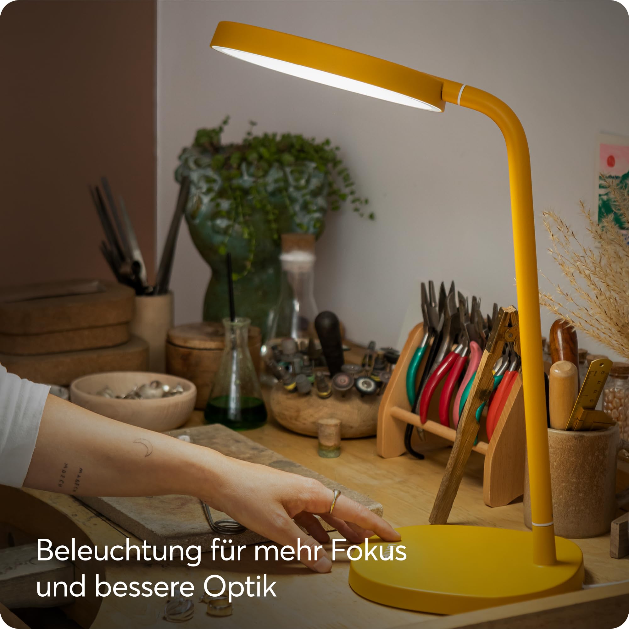 Lumie Task | Hoch verstellbare, helle LED-Lichttherapie-Schreibtischlampe gegen den Winterblues, kristallklare Beleuchtung, maximaler Sehkomfort, verbesserte Stimmung und Energie | Goldgelb