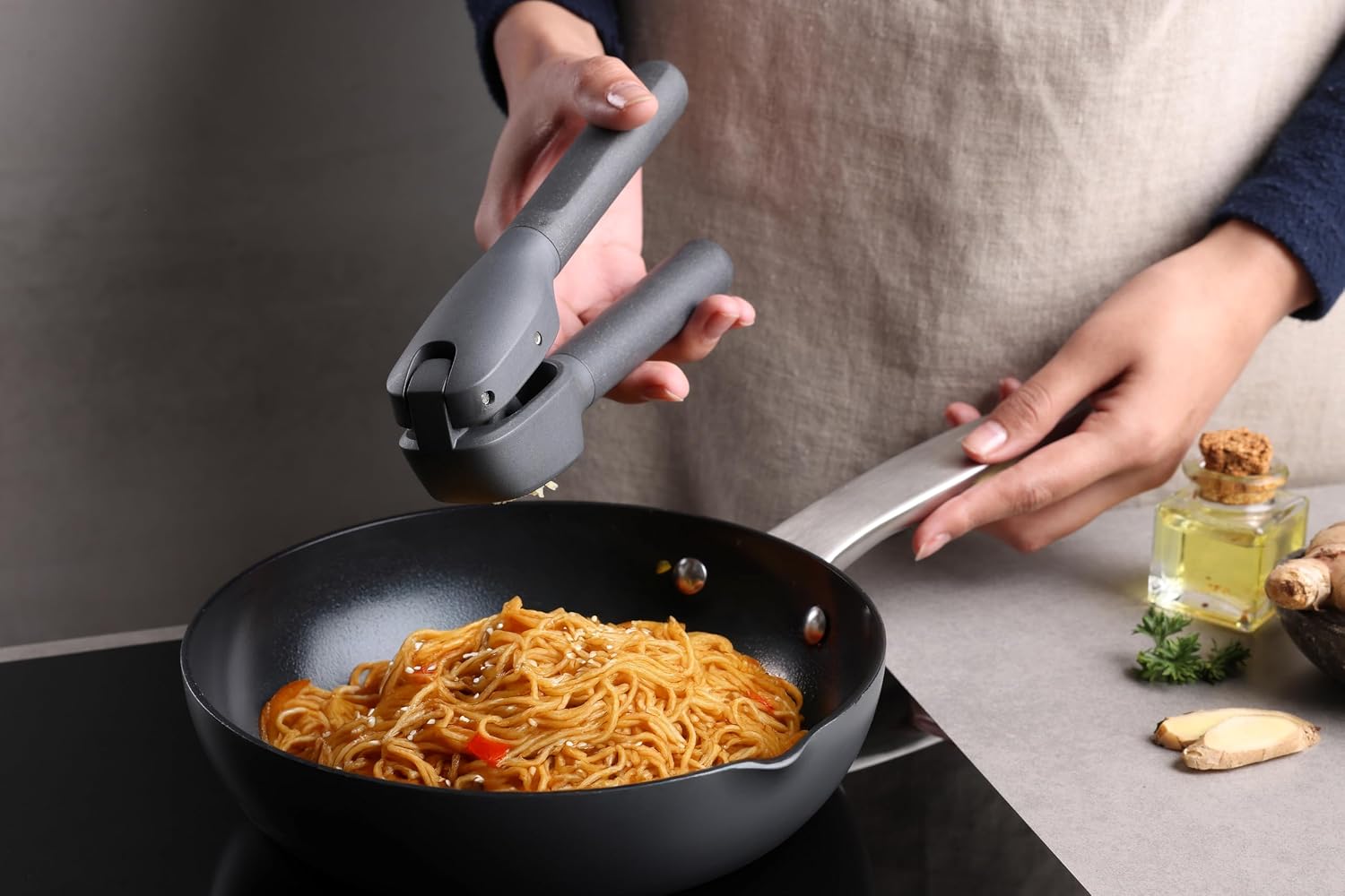 Zyliss Classic Garlic Press – Heavy Duty Garlic Mincer & Crusher with Large Chamber, Ergonomic Easy Grip Handles, Dishwasher Safe Garlic Press, Stainless Steel Kitchen Tool