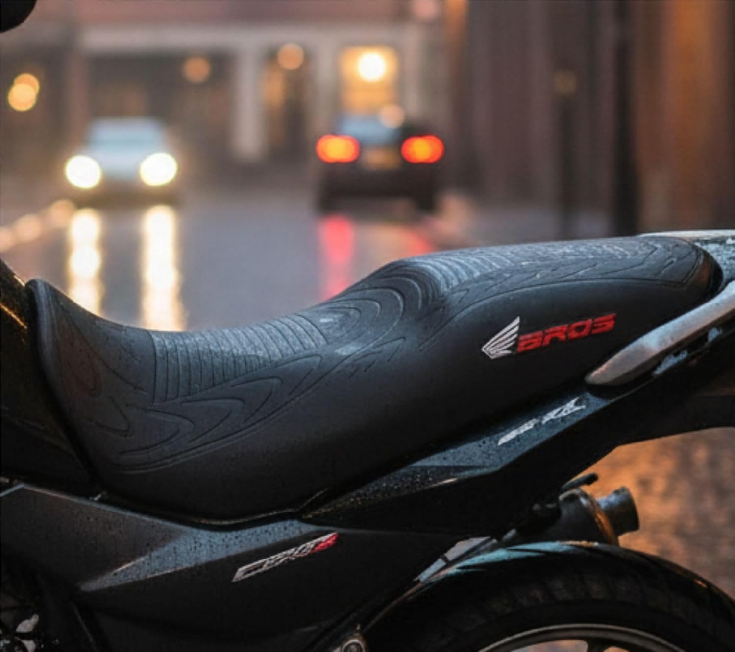 Capa banco de moto emborrachada 3D Preta universal Compátivel com CRF Bros Titan Fan Biz Pop Fox e Circuit Cb 300 – BROS LOGO VERMELHA
