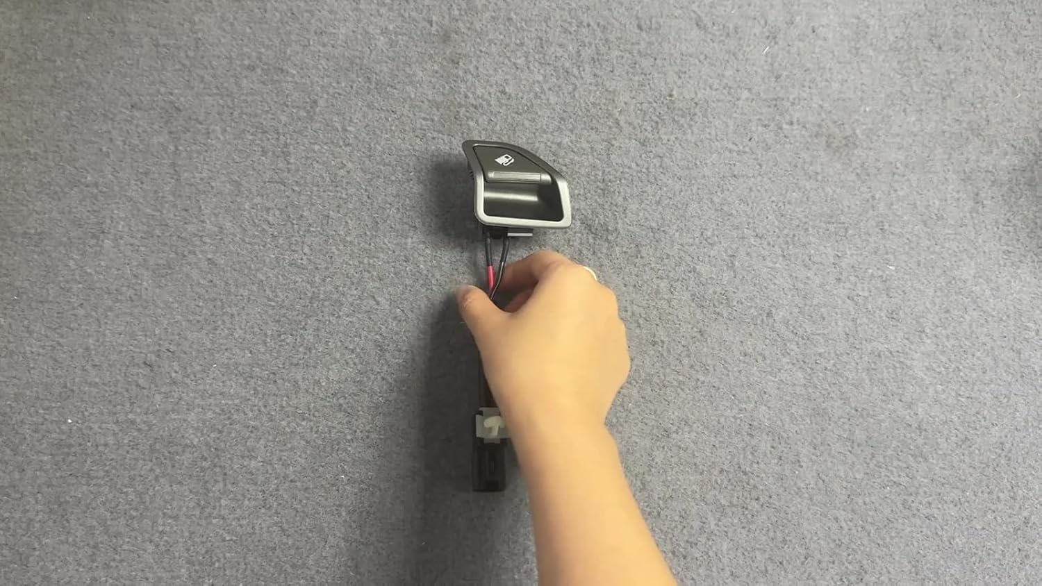 Replacement Auto Parts For 2013-2018 Hyundai Santa Fe 93555-2W000 Gas Fuel Door Release Switch ButtonMod-R36R-5242