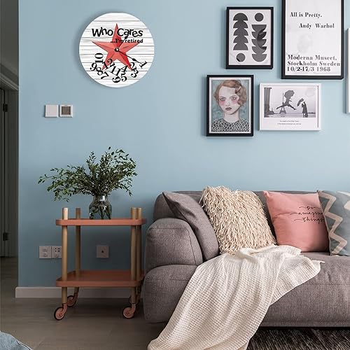 Miniatura 7 de Reloj de madera con aspecto envejecido, diseño de estrella de Texas, divertido Who Cares I'm Retireed, reloj de pared de madera desgastada para
