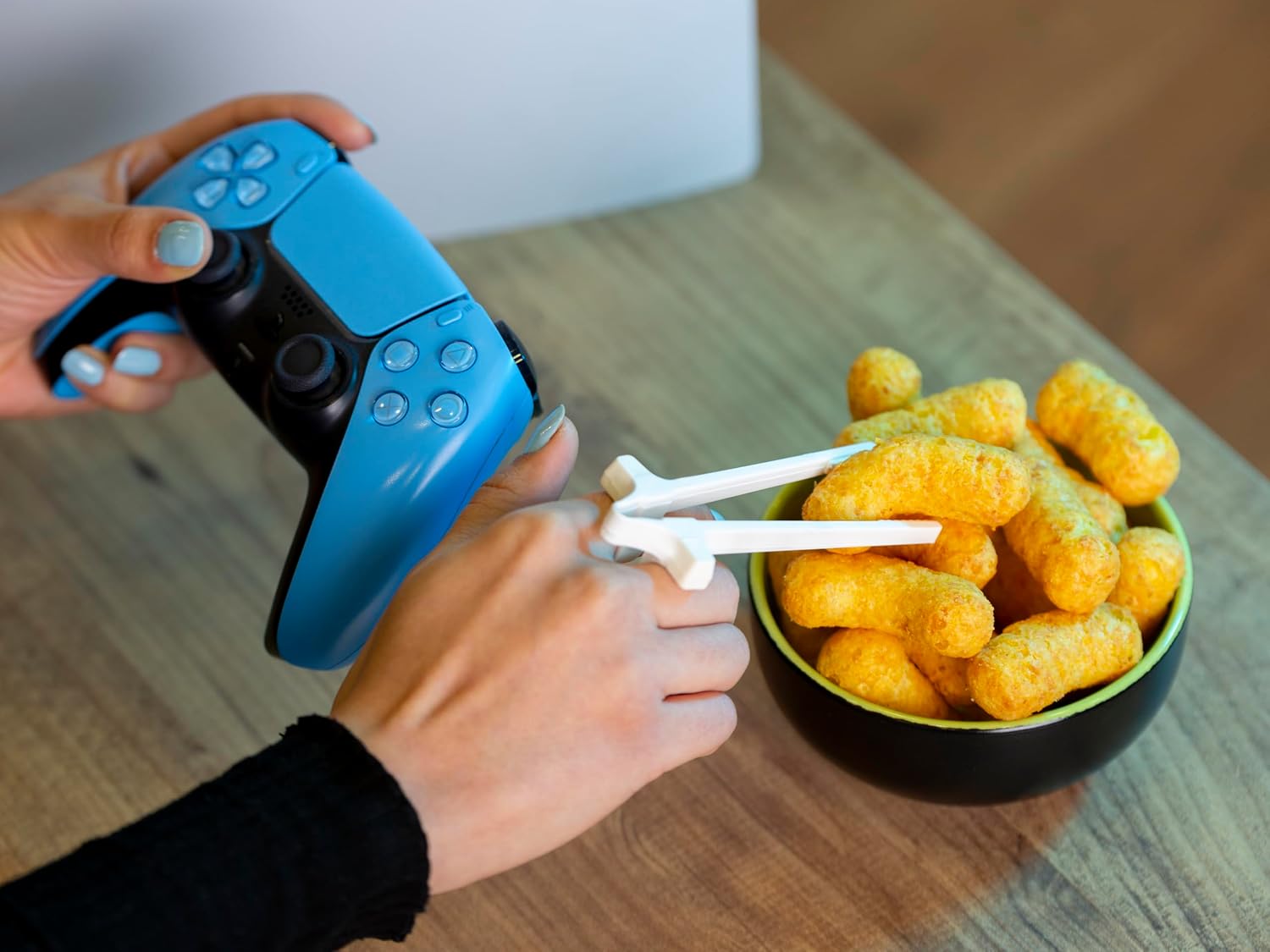 PRO Finger Chopsticks for Gamers (4-Pack) – Snack Tongs & Chip Grabber for Clean Hands, Popcorn Tongs with Case – Fits All Fingers, Reusable Silicone Finger Tongs, Dishwasher Safe