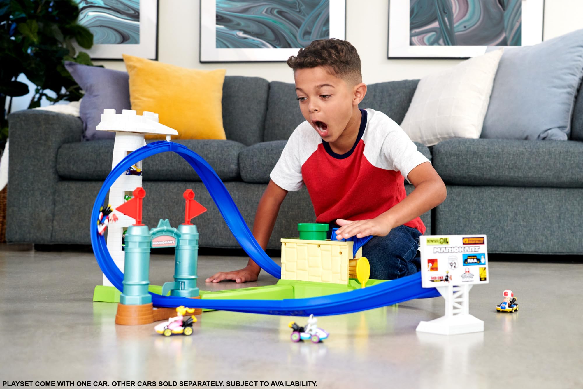 Hot Wheels Mario Kart - Sfida in Circuito, pista ispirata al videogioco con Kart di Mario incluso, lanciatore per farlo sfrecciare tra curve e ostacoli e torre per il parcheggio, HGK59