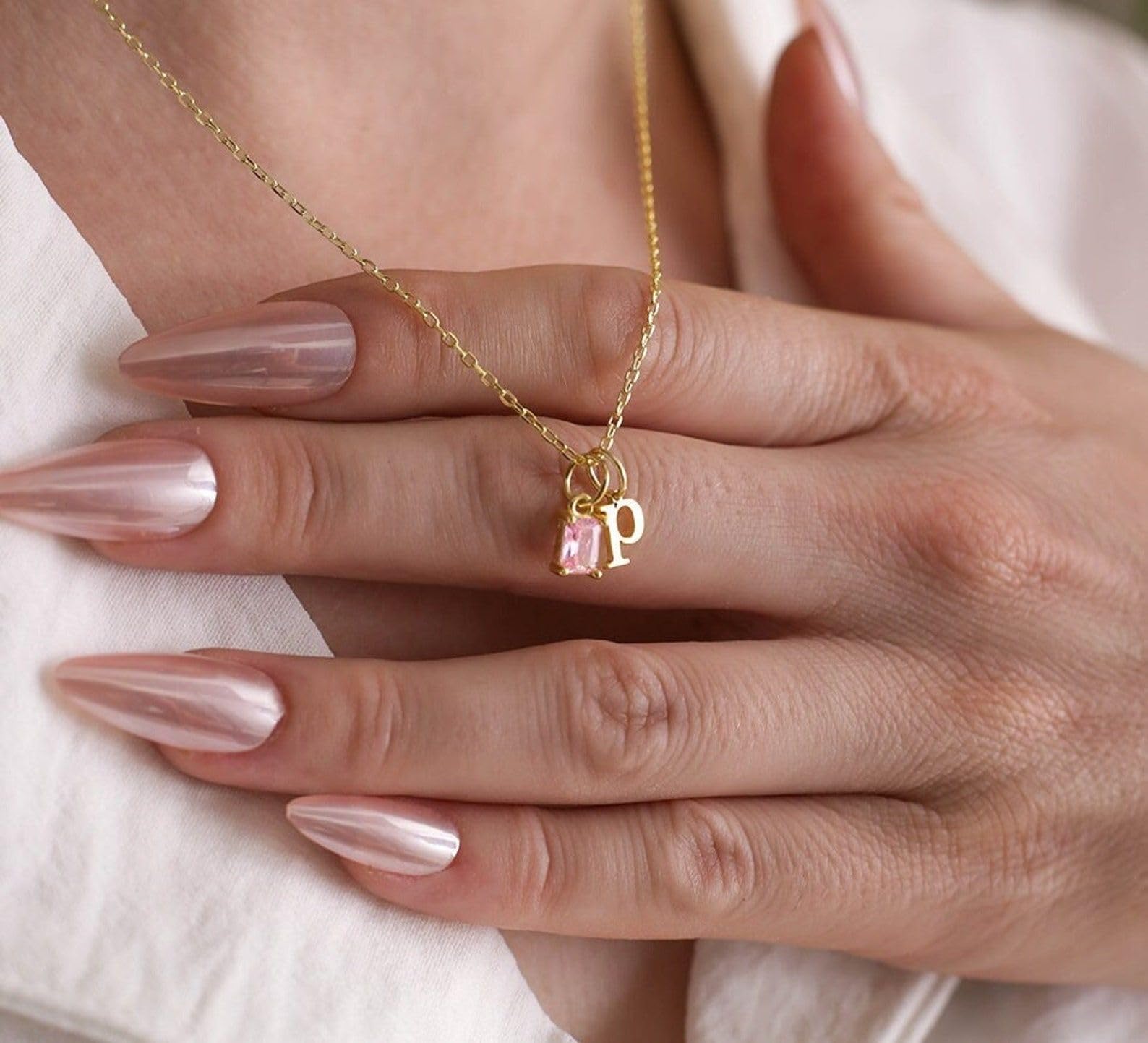 Personalizzato piccolo collana con iniziale con pietra portafortuna minimalista lettera gioiello compleanno per lei Natale per mamma