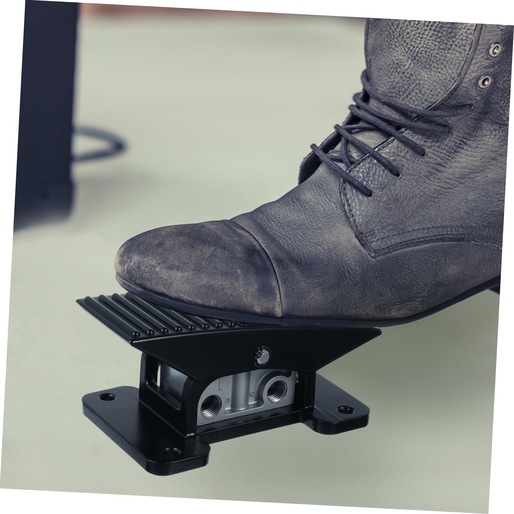 Pédale Pneumatique Momentanée à Actionnement Au Pied Avec Coque De Design Antidérapant Et Léger Pour Machines Et Équipements Industriels