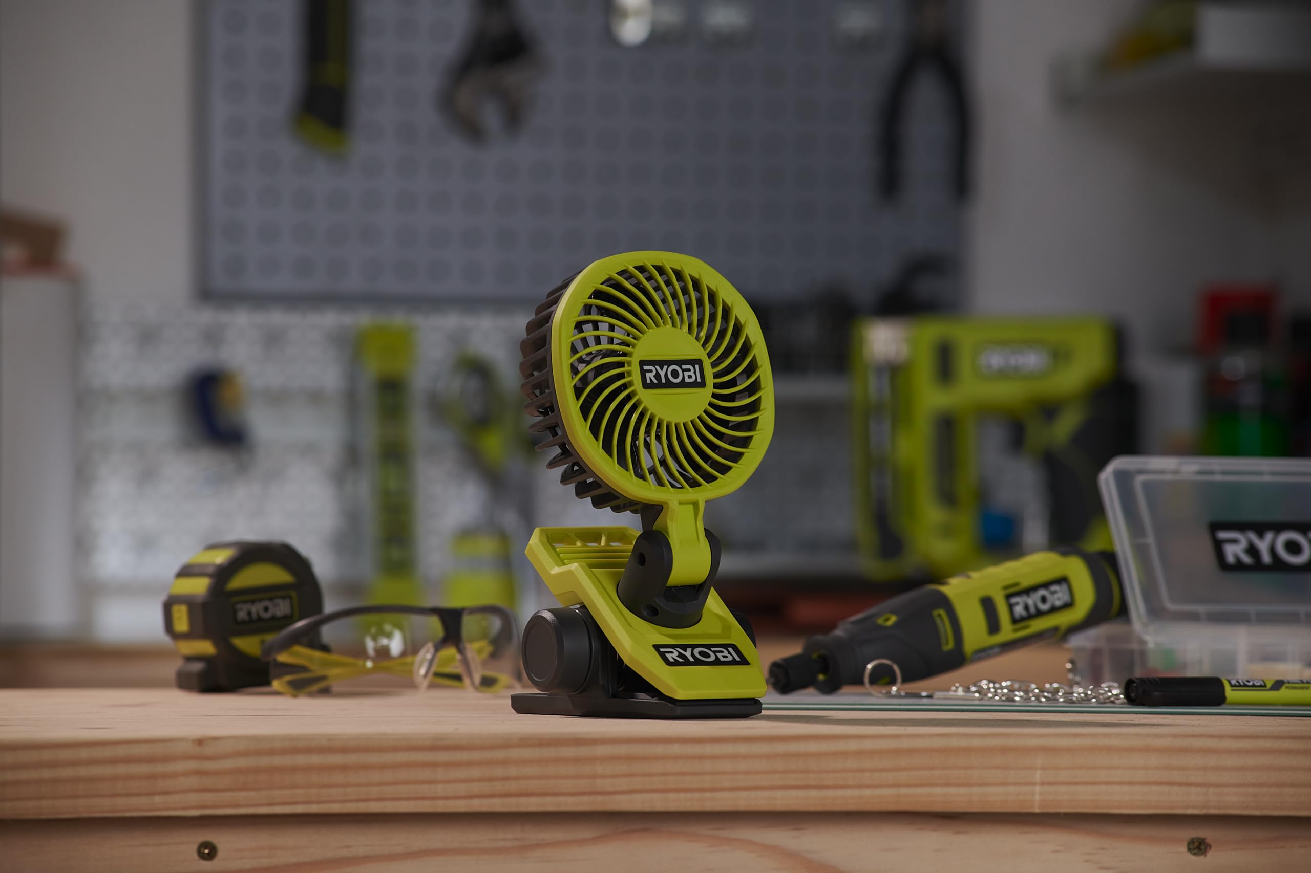 RYOBI Wentylator litowy USB 4V - średnica 9 cm -2 prędkości 120/90 obr./min - głowica obrotowa w górę/w dół i w prawo/w lewo - Kabel USB-C - 1 bateria 4V 2,0 Ah USB Lithium - RCF-120G