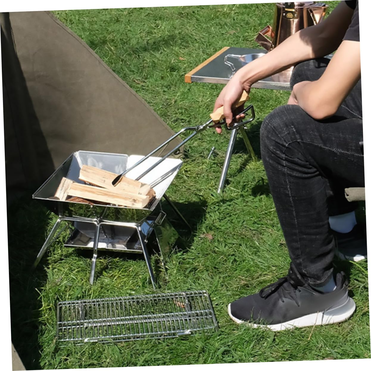 Pinza para Carbón de Acero Inoxidable para Barbacoas de Exterior | Color Plata, Resistente a Altas Temperaturas, Práctica para Leña y Reuniones al Aire Libre