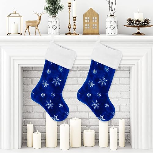 Miniatura 3 de AnyDesign Paquete de 2 medias de Navidad grandes de 22 pulgadas con patrón de copo de nieve azul plateado, medias colgantes clásicas de Navidad para