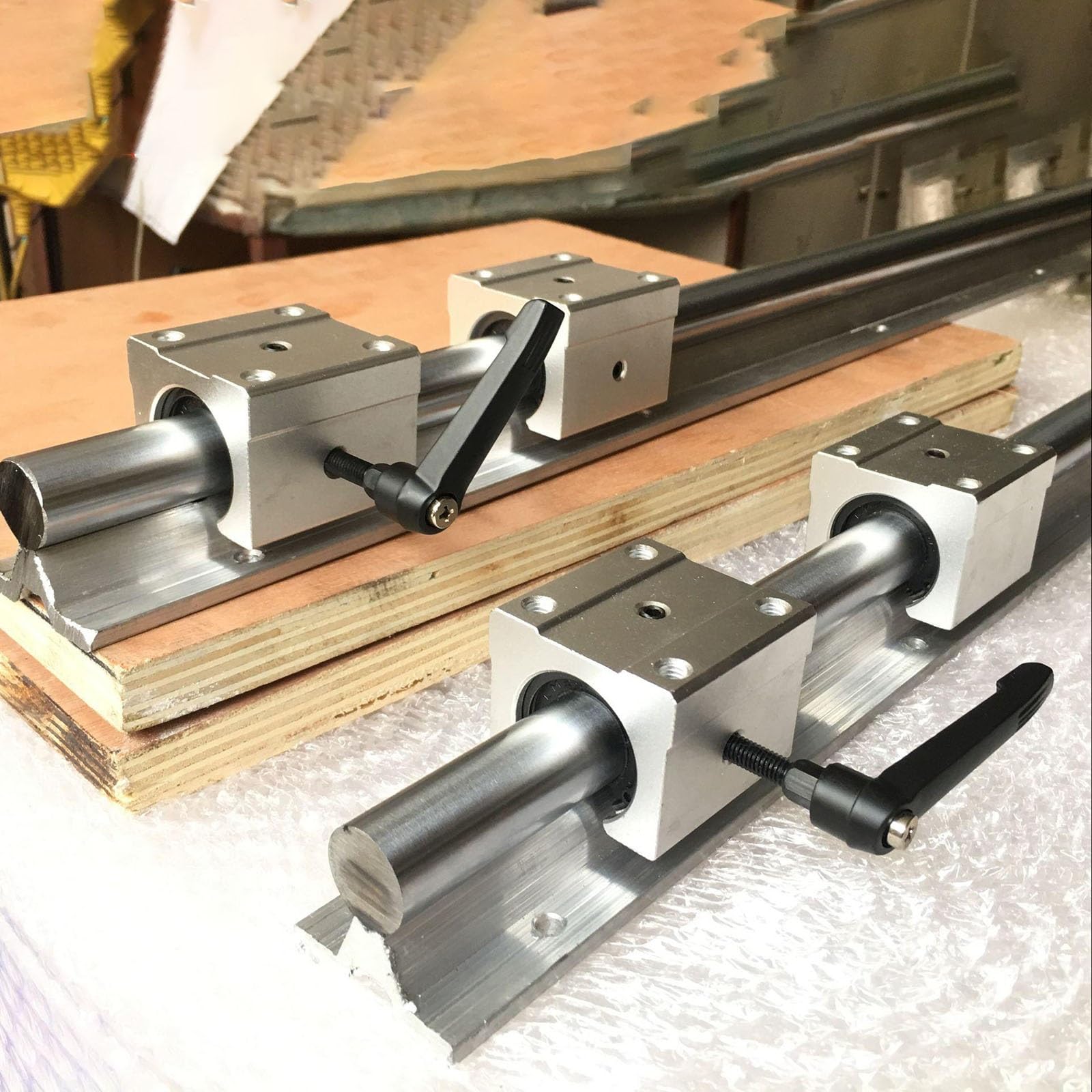 Rails de guidage linéaires anti-vibration avec vis à billes pour corriger le jeu des CNC bois