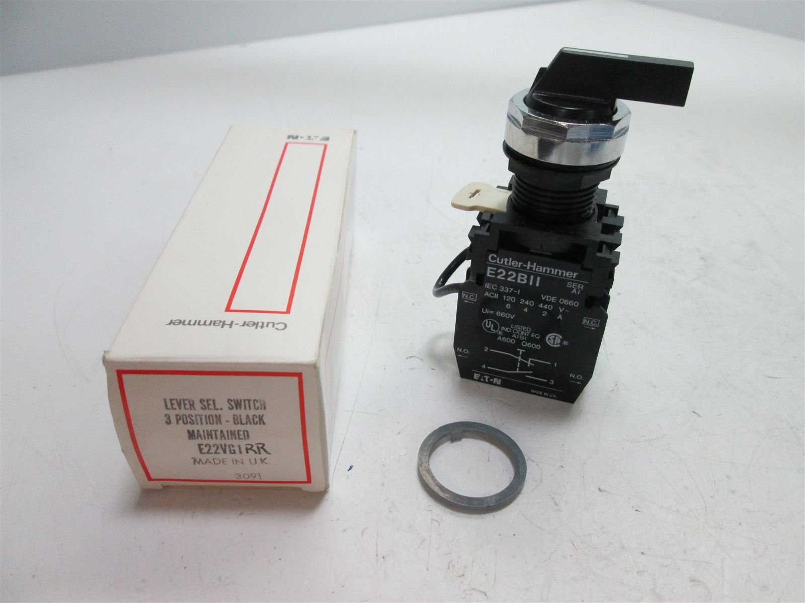CUTLER HAMMER E22-VG1RR SELECTOR Switch 3POSITION Maint W 2 NO 2 NC CONTAC