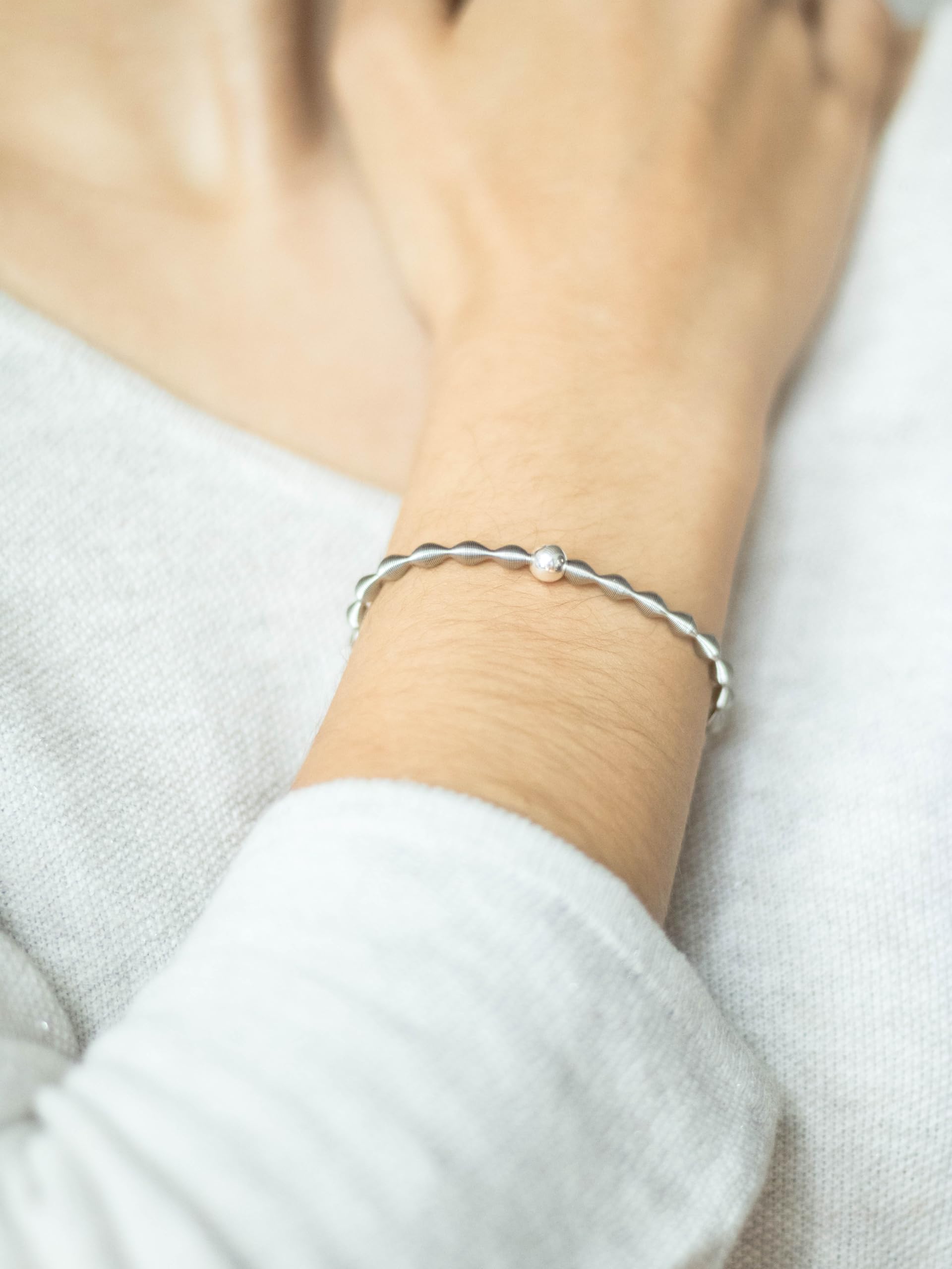 MAJALE Pulsera Anti Ansiedad-Estrés para Hombre, Mujer Obsequio San Valentín - Brazalete Plateado Minimalista de Acero Inoxidable - Pulsera Sencilla Flexible 100% Hecho a Mano — view 2