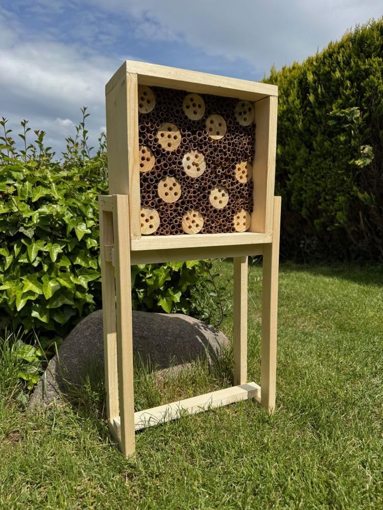Casetta per insetti da giardino in legno naturale con supporto