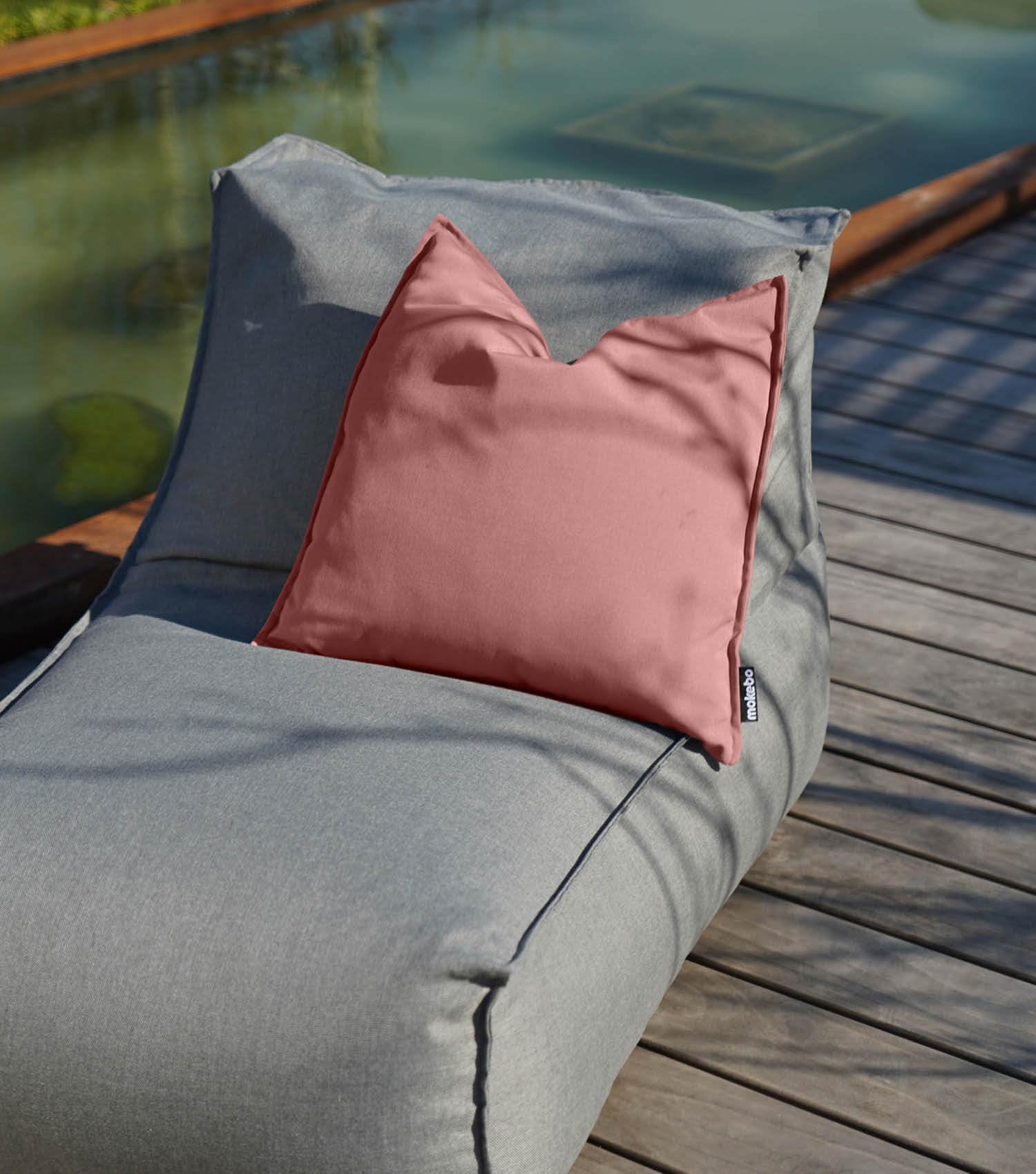 mokebo® Outdoor Kissen 'Die Auszeit' 2er-Set, (45x45cm) Terrassendeko, Sofakissen oder Kissen für Balkon, Terasse oder Garten, Dekokissen Bezug aus feinem Outdoorstoff in Koralle