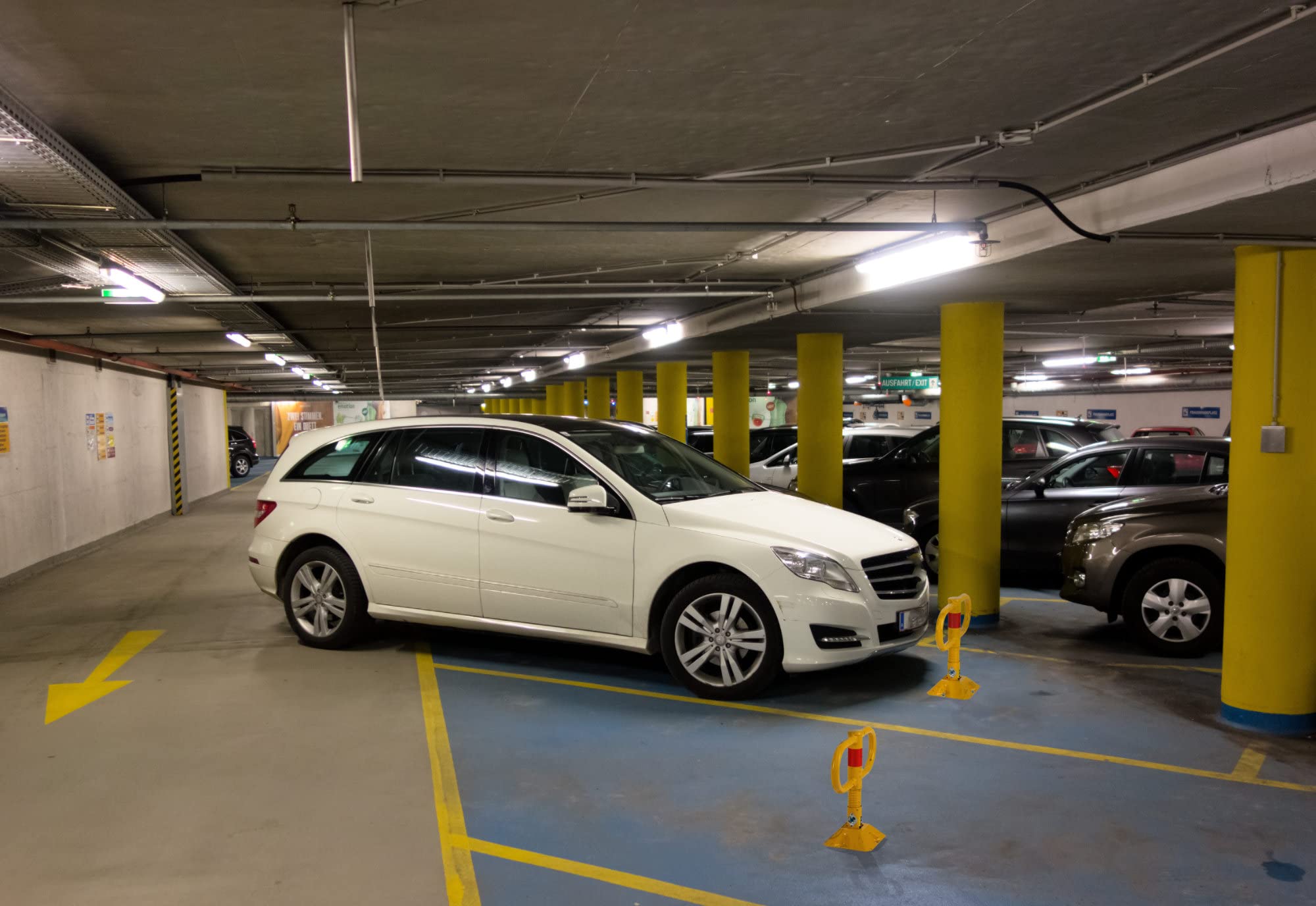 Stagecaptain PPS-47XL Blocco Parcheggio, Barriera fissa per parcheggi | Impedisce a veicoli non autorizzati di parcheggiare, Bloccabile (3 chiavi incluse), Si fissa al terreno, In acciaio robusto