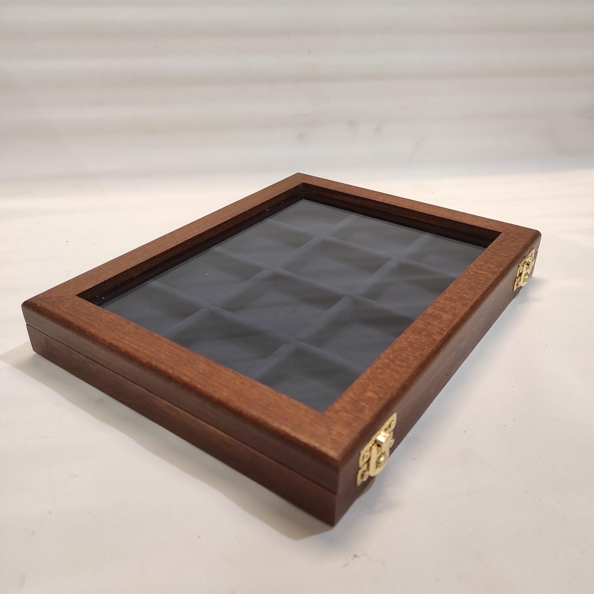 Caja Expositora de Madera con Forro de Terciopelo para Monedas y Anillos – Estuche Artesanal para Coleccionistas, Joyas, Medallas y Pequeños Recuerdos