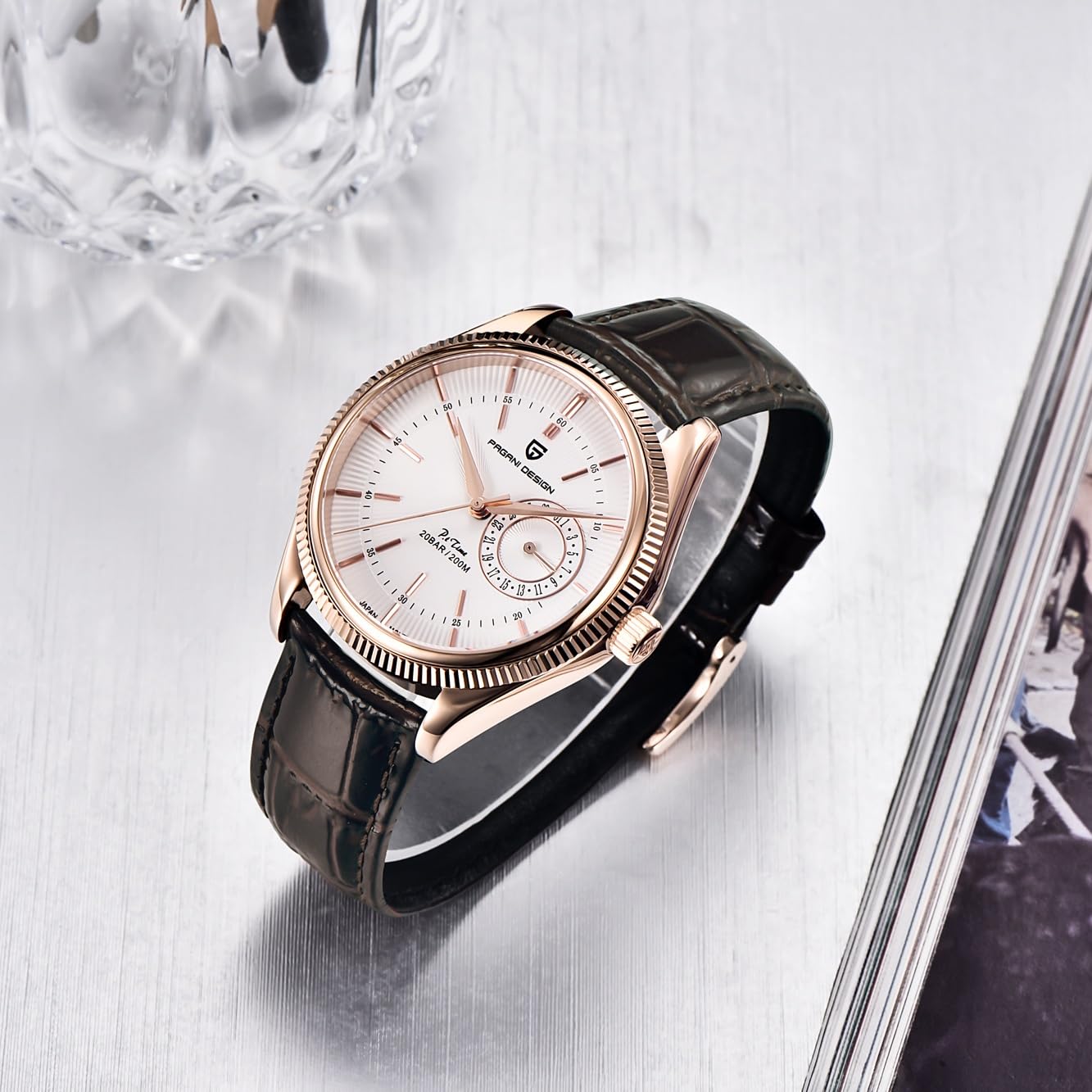 Pagani Design Herrenuhr 40mm – Luxus Analoge Quarzuhr mit Saphirglas, 200M Wasserdicht, Japanisches Uhrwerk & Datumsanzeige – Edelstahl & Leder Business Armbanduhr für Männer
