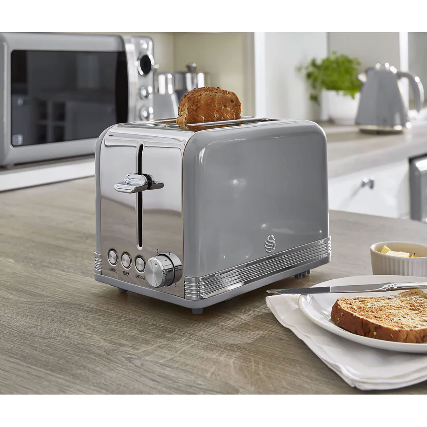 Swan Retro zestaw śniadaniowy czajnik na wodę 1,8 l, szeroka szczelinowa toster chleb 2 plasterki, cyfrowa kuchenka mikrofalowa 20 l, 6 poziomów mocy, timer, drzwi lustrzane, wzór vintage, szary,