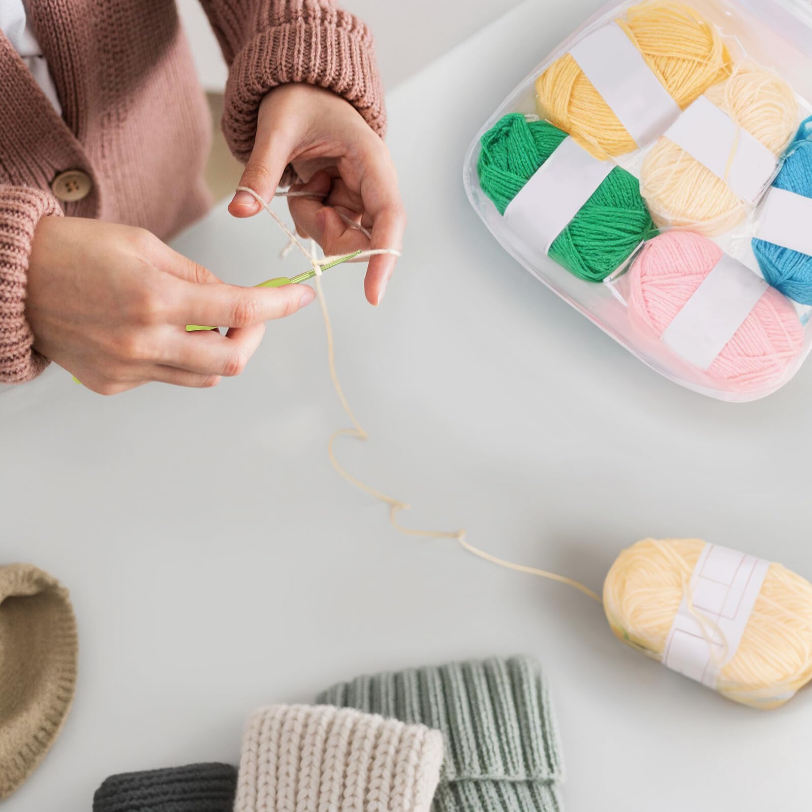 BELLIFFY Kit de Crochet para Principiantes con white de Plástico Hilo Ganchos Resistentes y Accesorios Completos con Bolsa Portátil para Manualidades
