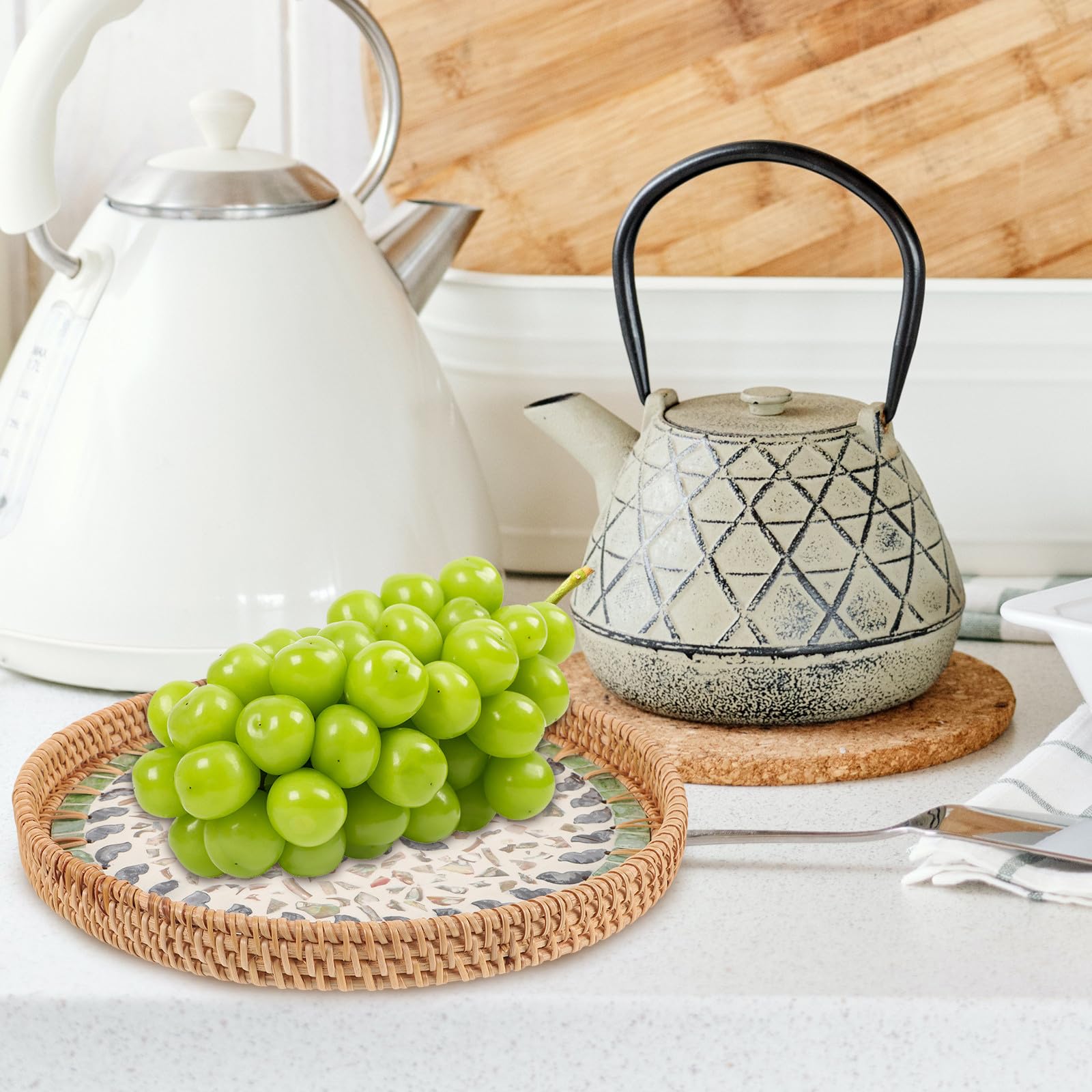 Bandeja Redonda Tejida de Ratán y Conchas Decorativa y Rústica para Servir y Almacenar en Cocina o Baño, Soporte Adecuado para Artículos Diversos