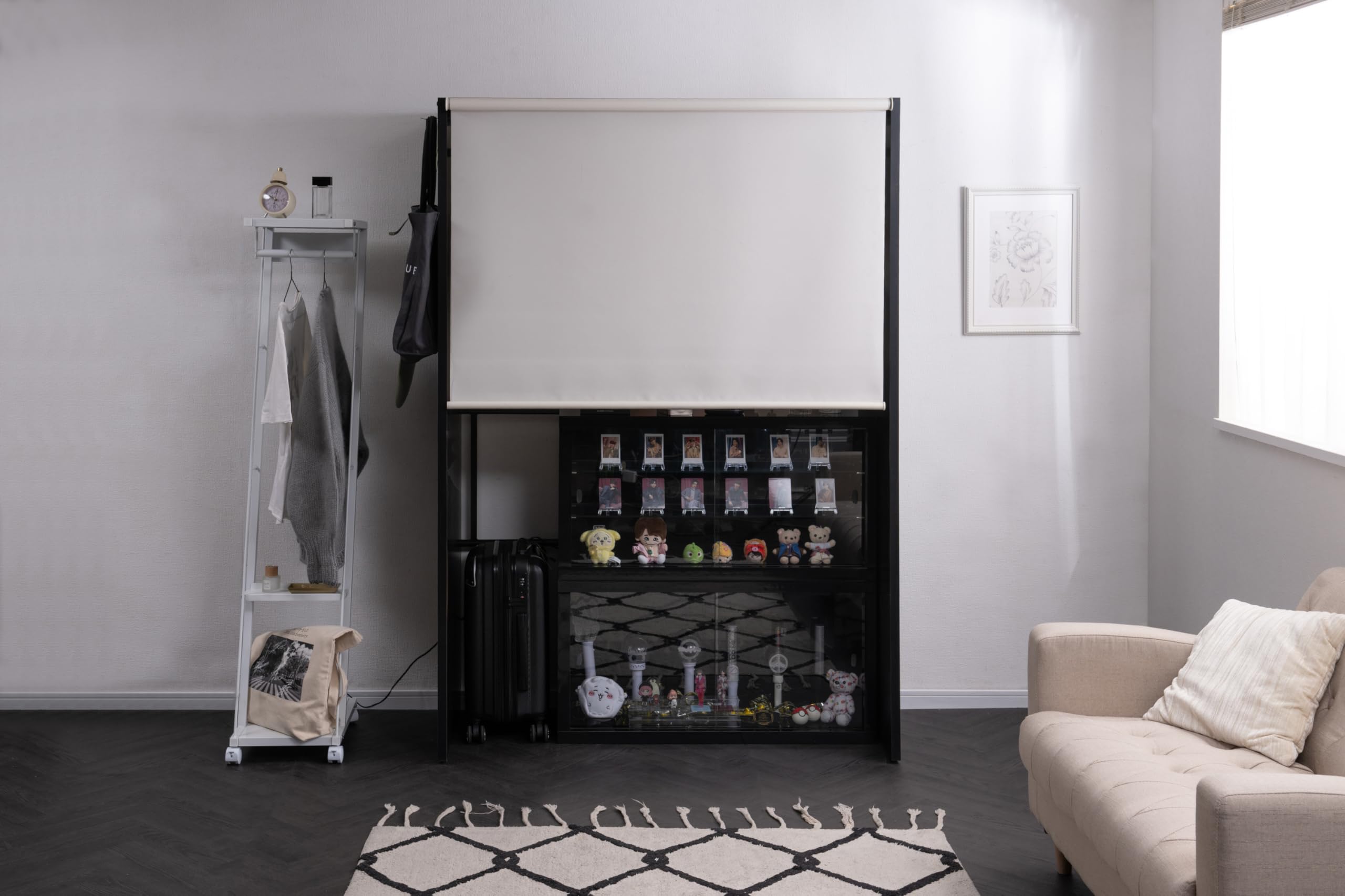 【値下げしました】ロールスクリーン 和モダンな空間でくつろげるBOXカバー付き Amazon｜隠せるロールスクリーン付きワードローブ カバー付き 木製
