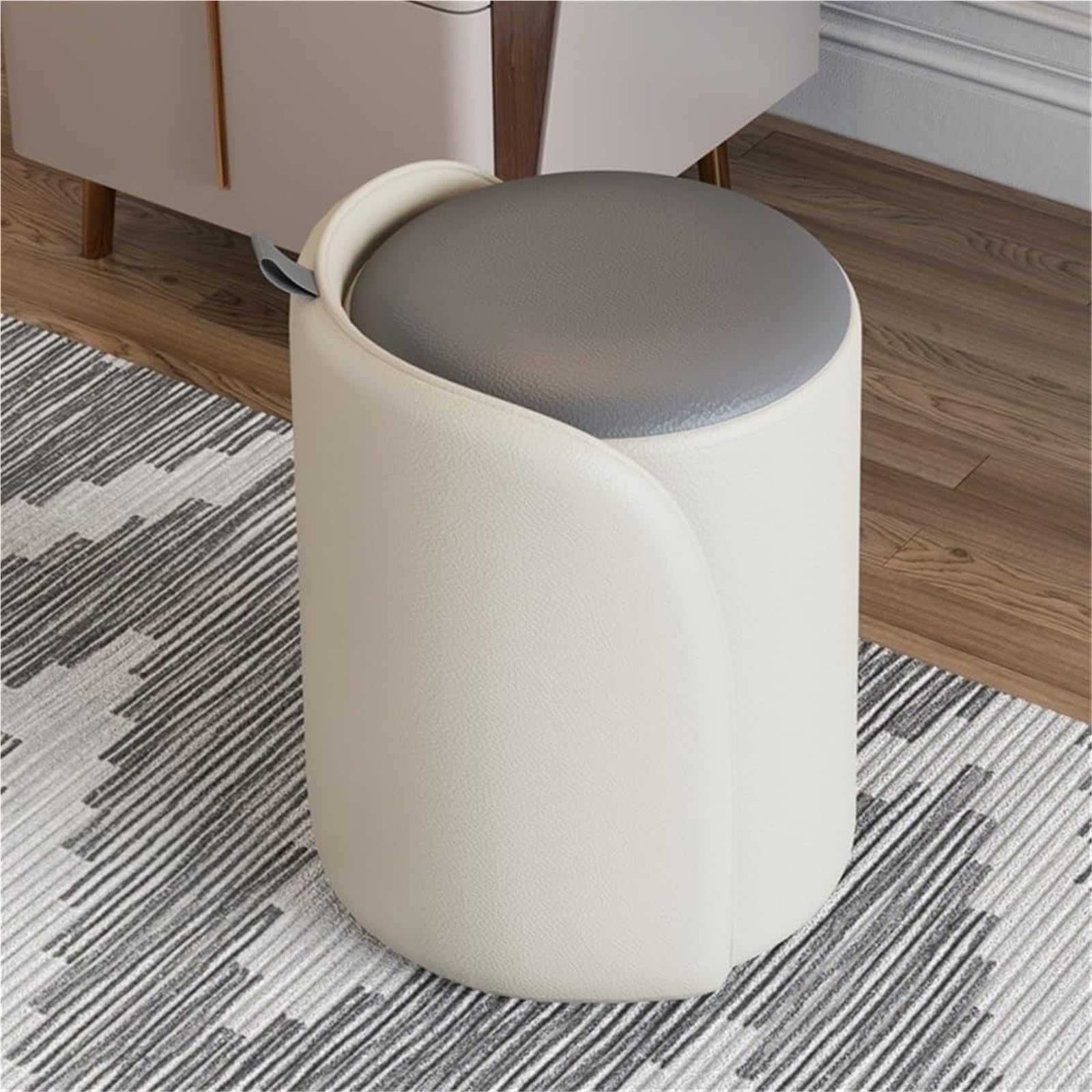 Repose-pieds en cuir gris rembourré au design sophistiqué pour chambre