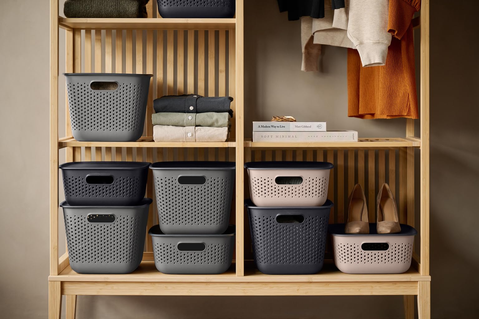 Kreher® Aufbewahrungsbox Mehrzweckkorb mit Deckel. Ideal für Kleiderschrank & Küche. Stapelbar, lebensmittelecht, BPA-frei. Aus Kunststoff in dezenten Farben. Viele Größen/Farben. (Grau, 10 x 10 L)