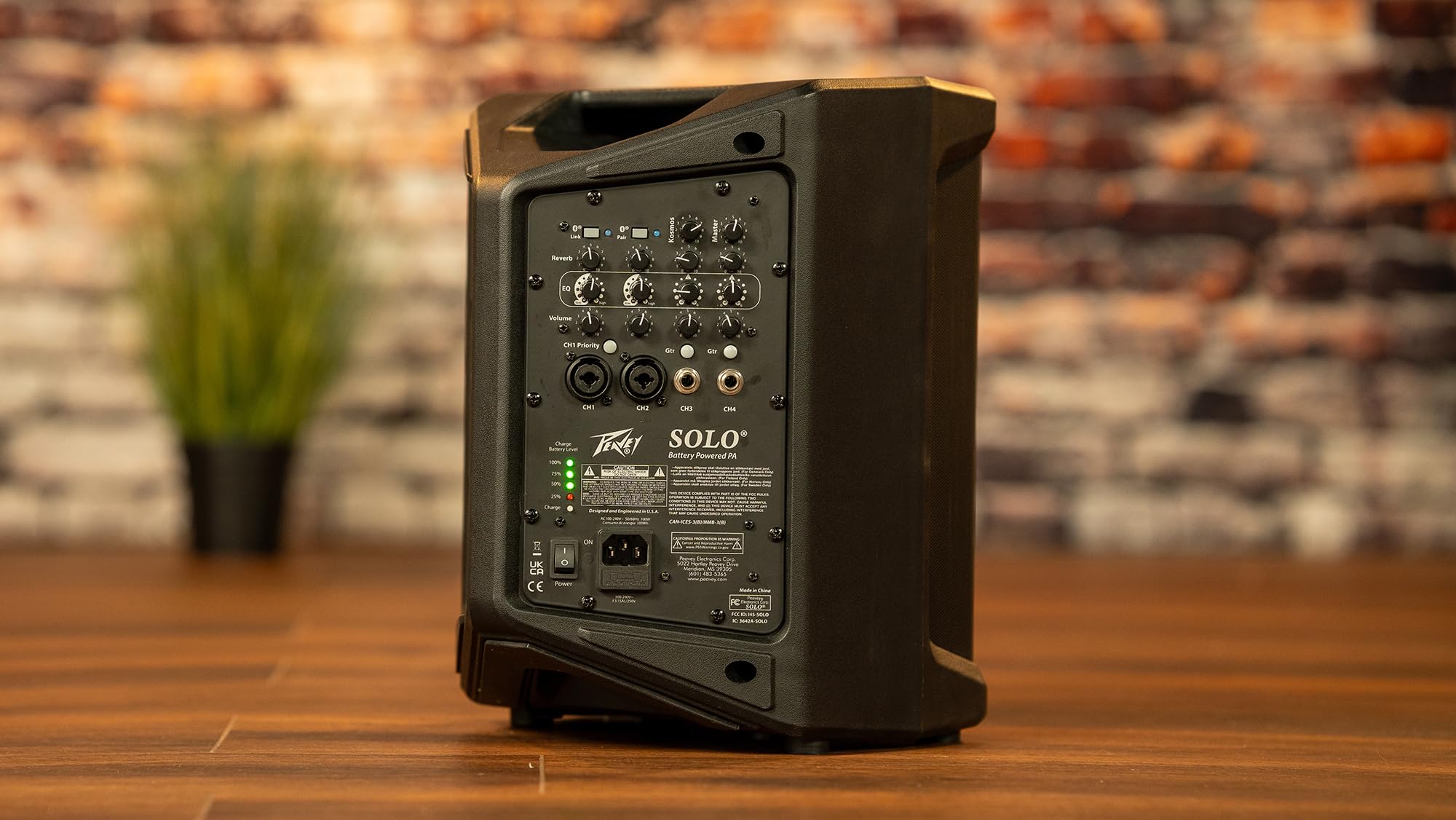 Peavey Solo® Amplificateur de sonorisation Portable alimenté par Batterie et Busking, autonomie de 10 Heures, Bluetooth, 4 canaux, léger, Batterie Rechargeable Rapide, entrée Guitare, réverbération