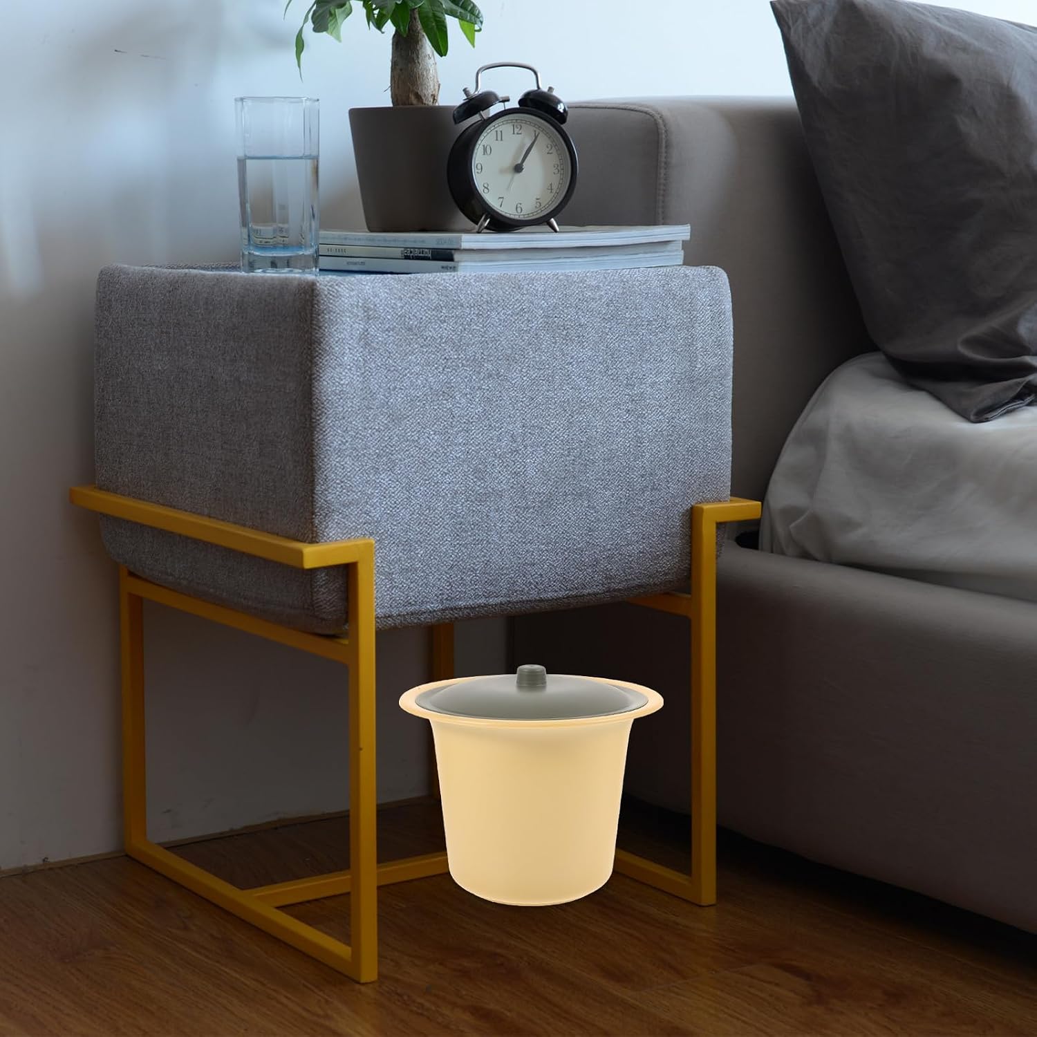 Portable Plastic Bedpan with Lid for Elderly, Reusable and Easy to Carry Chamber Pot, Convenient for Home and Travel Use, Adult Portable Pee Pot