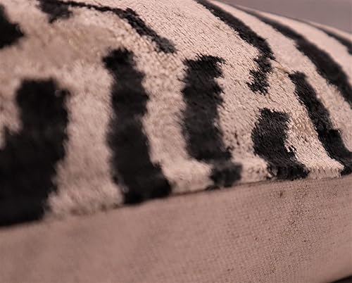 Miniatura 9 de Almohada de terciopelo de lujo hecha a mano con inserto de plumón, 16 x 24 pulgadas, estampado de tigre beige y negro, cojín decorativo para sala de
