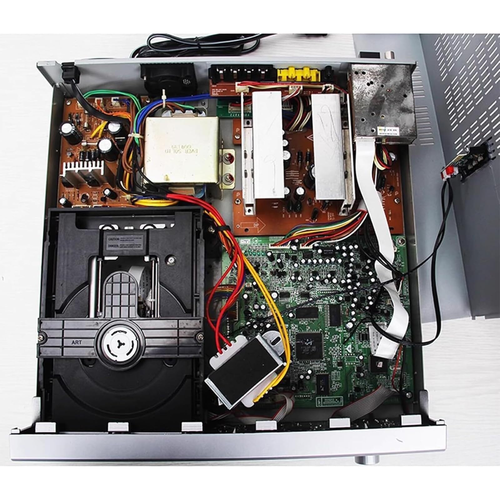 Wzmacniacz kina domowego 5.1, odtwarzacz DVD z kanałami dźwięku przestrzennego z pilotem, obsługuje USB, wyjście optyczne i koncentryczne, amplituner stereo z regulacją głośności