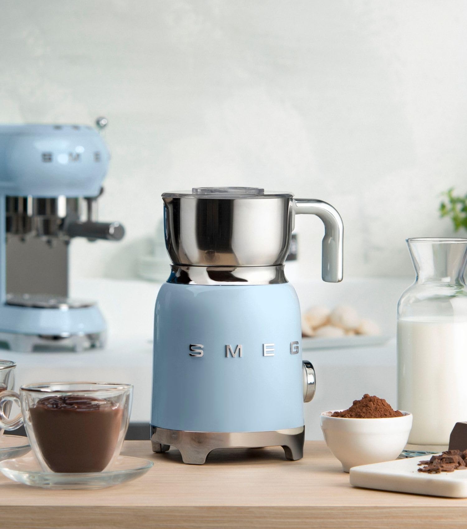 Smeg, Montalatte Multifunzione MFF11RDEU, con Sistema ad Induzione, 6 Programmi Preimpostati, Una funzione Manuale, Caraffa Removibile da 600 ml, Tappo Misuratore, Avvolgicavo Integrato, 500W, Rosso