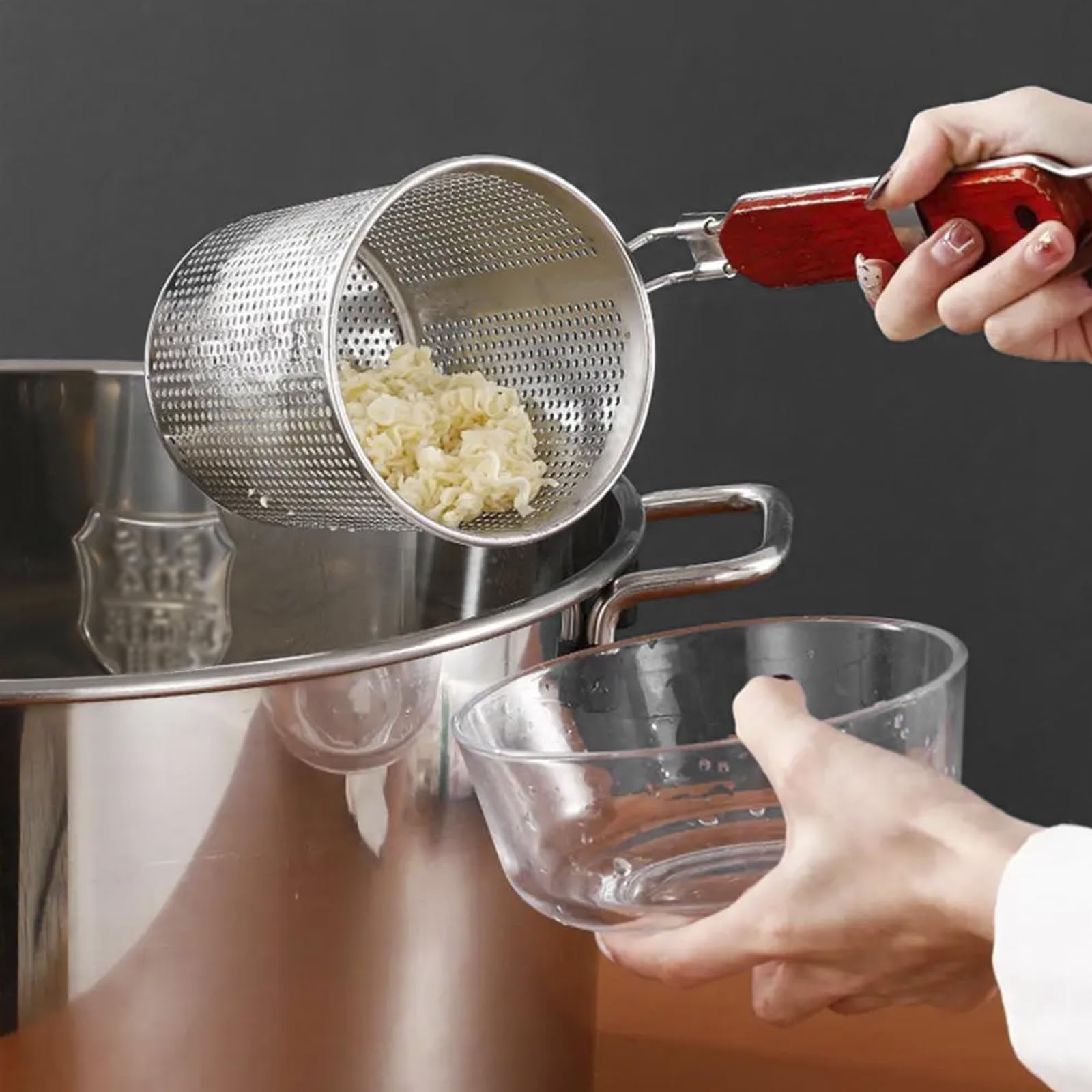 Cesto di pasta in acciaio inossidabile da 2 pc con manico in legno a 2 dimensioni a 2 dimensioni pasta di pasta pasta pasta impiccabile cestino cestino per cestino per la lavastoviglie skimmer di nood