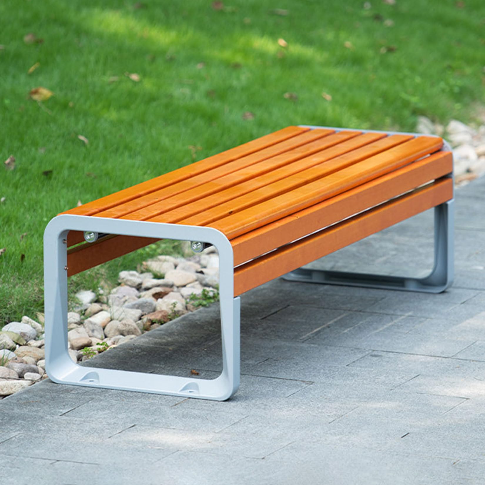 Banco de madera intemperie con diseño elegante y estructura de metal reforzado