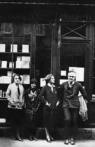 Ernest Hemingway N (1899-1961) Escritor estadounidense fotografiado con Sylvia Beach frente a su librería de París Shakespeare And Company Marzo