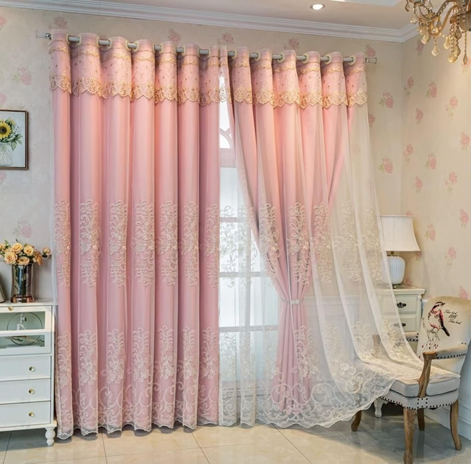 Rideau de salon moderne rose pour créer une ambiance cosy et tamisée dans la chambre