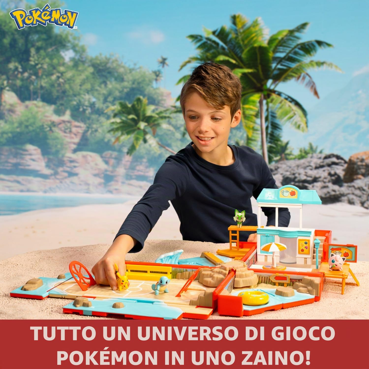 BANDAI - Pokémon - Zaino da Allenamento da Spiaggia - Universo di Gioco Pokémon con Mini Giochi - Borsa Che Si trasforma in Un Parco Giochi Spiaggia - Statuetta Pikachu Inclusa - Cofanetto Giocattolo