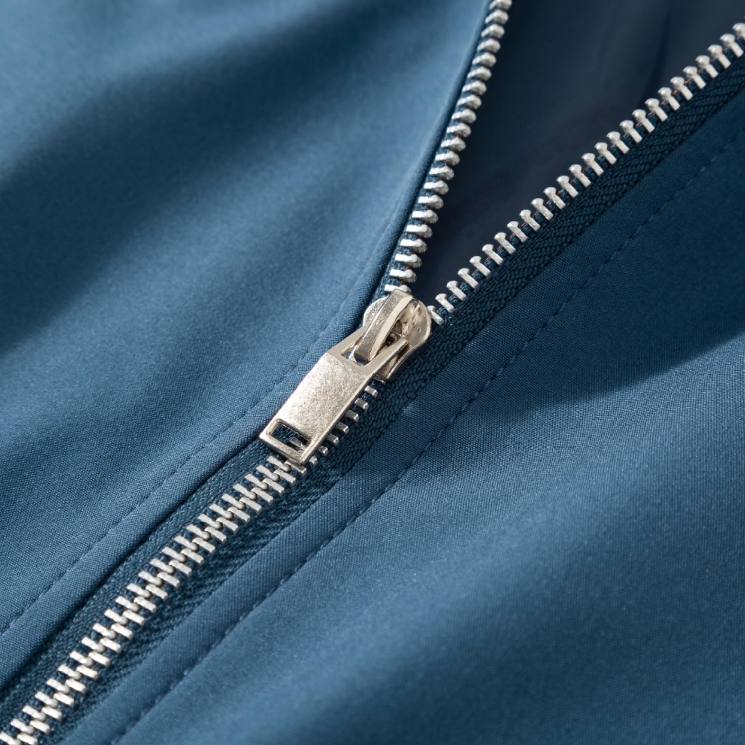 TLZC Jaqueta masculina casual universitária moderna corta-vento jaqueta bomber leve em promoção! Veja a oferta e mais achadinhos de Jaquetas & Casacos 5 Hoje é o melhor dia para comprar TLZC Jaqueta masculina casual universitária moderna corta-vento jaqueta bomber leve com aquele preço maroto! Promoção! Aproveite a oferta! 5